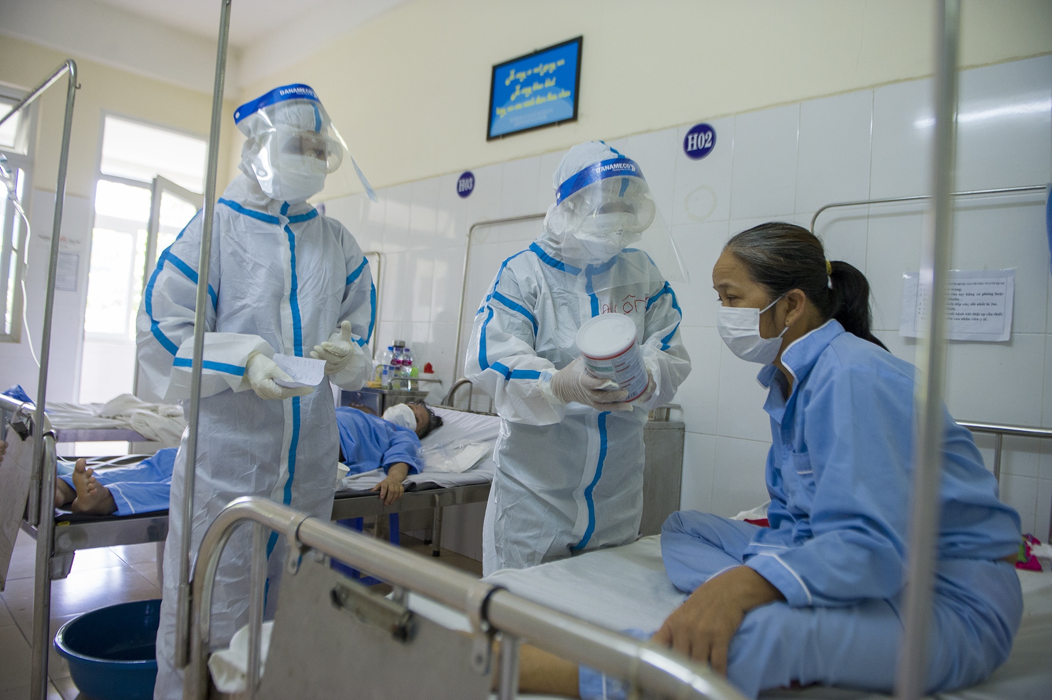 Nữ điều dưỡng chăm sóc bệnh nhân Covid-19 ảnh 7 Nu dieu duong cham soc benh nhan Covid-19 anh 7