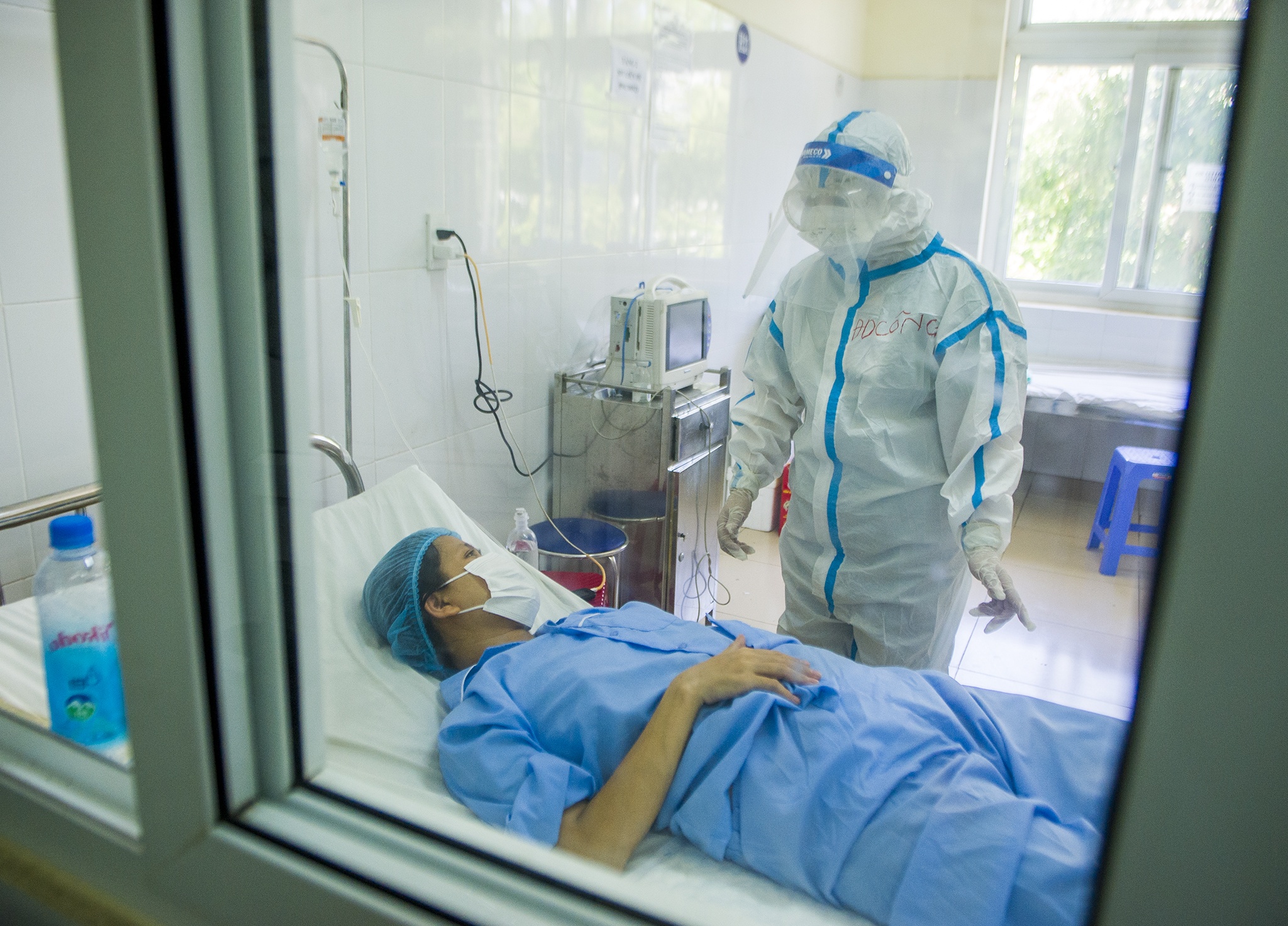 Nữ điều dưỡng chăm sóc bệnh nhân Covid-19 ảnh 9 Nu dieu duong cham soc benh nhan Covid-19 anh 9