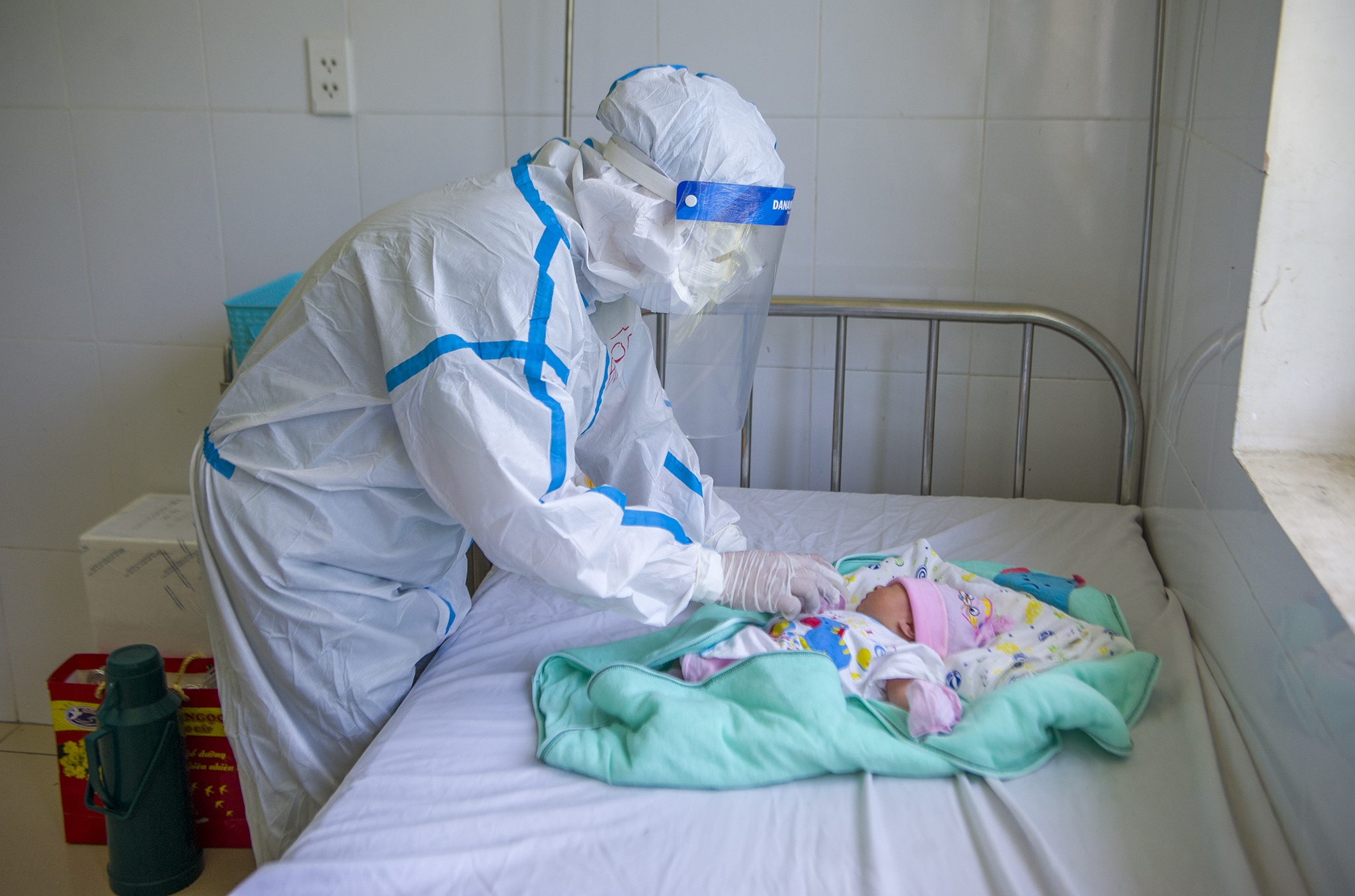 Nu dieu duong cham soc 20 benh nhan Covid-19 hinh anh