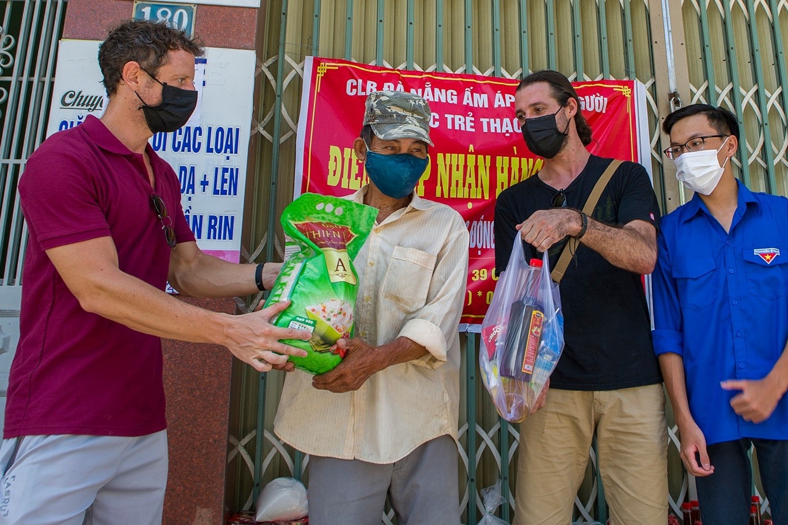Nguoi nuoc ngoai 'tra on' Da Nang hinh anh