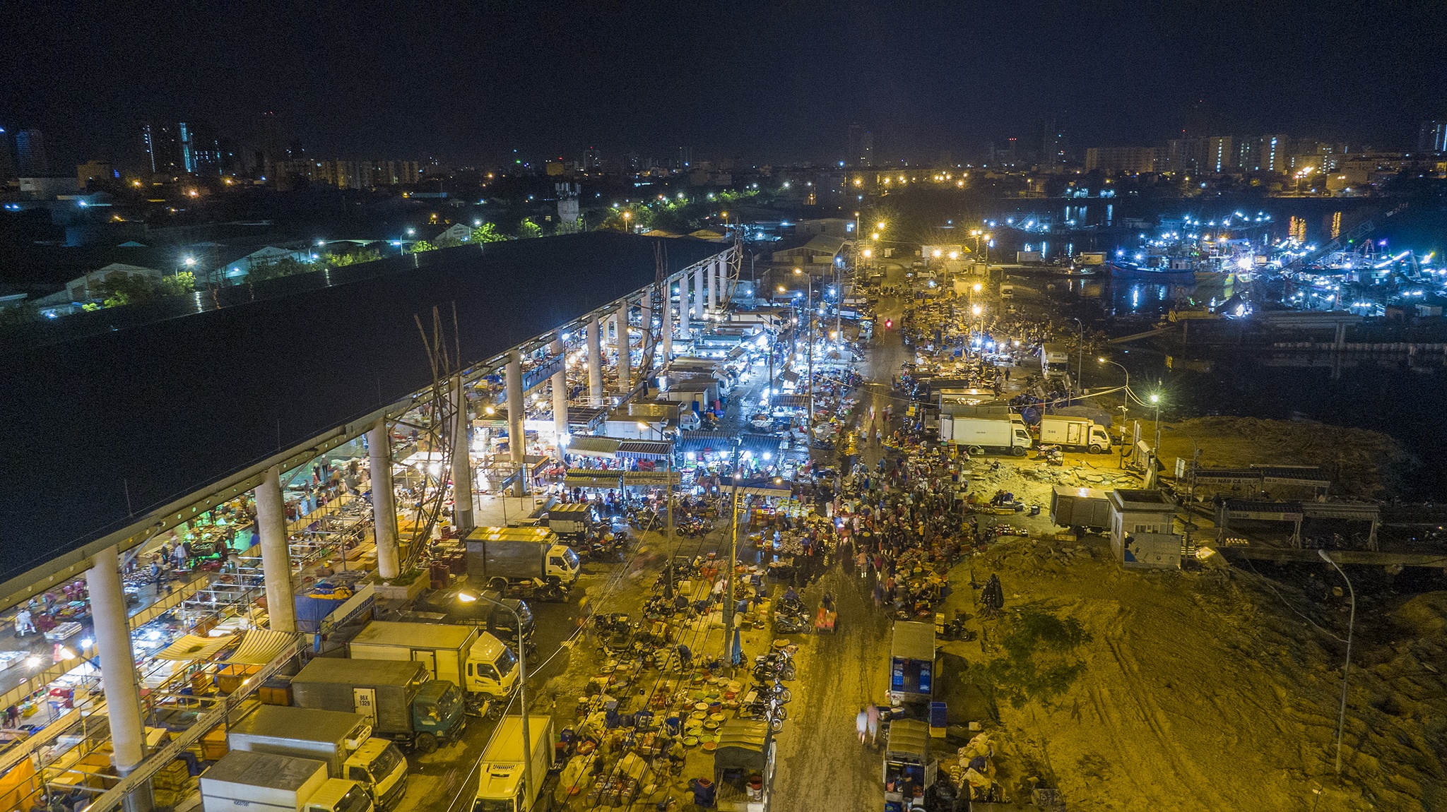 Cang ca lon nhat mien Trung nhon nhip anh 10