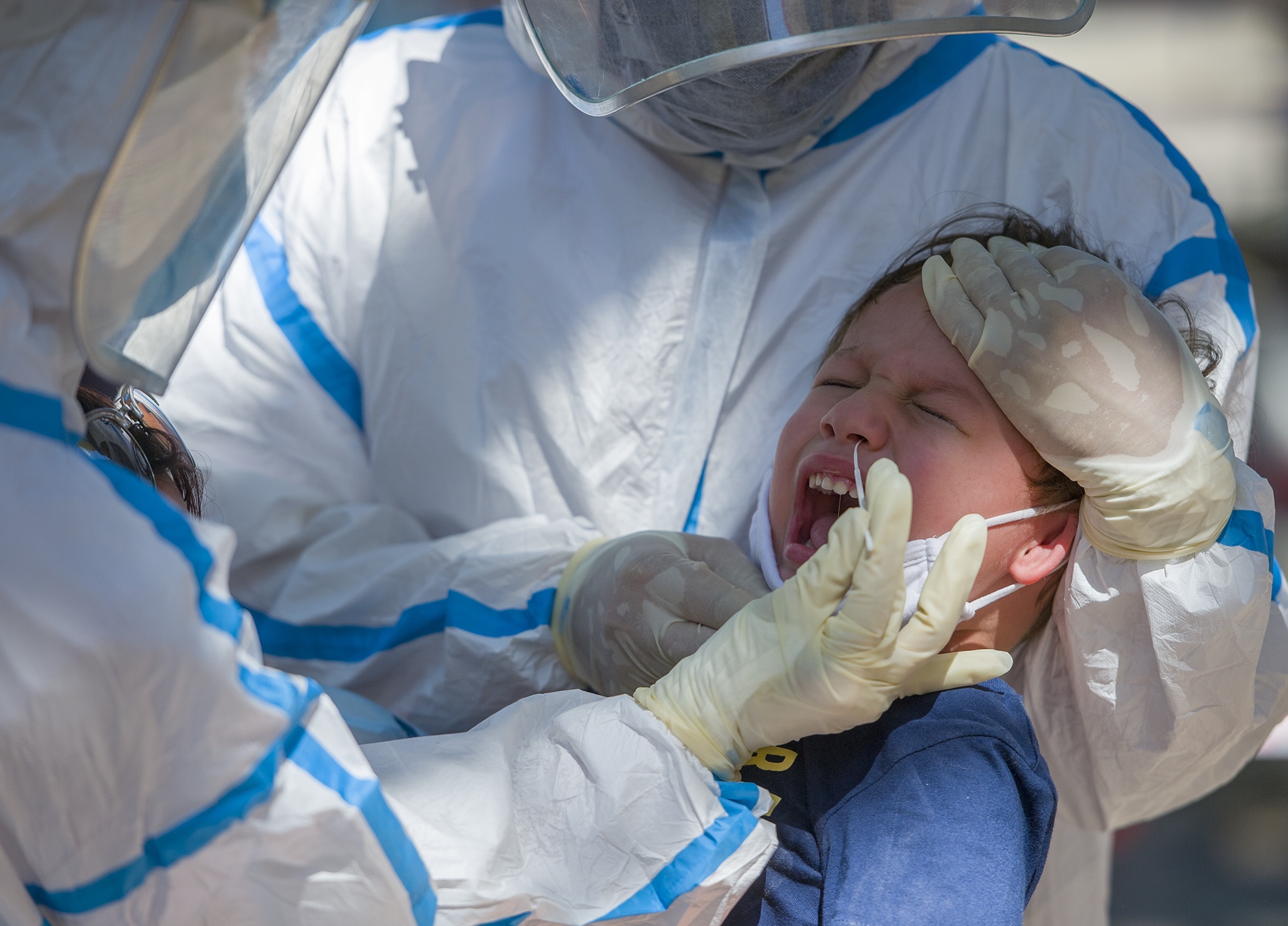 Hon 2.000 nguoi nuoc ngoai duoc xet nghiem Covid-19 mien phi hinh anh