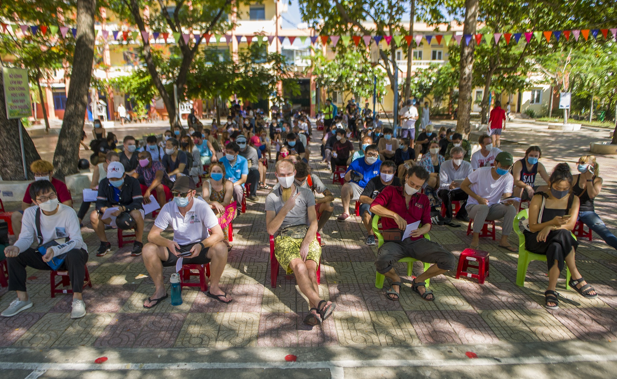 Nghin nguoi nuoc ngoai xet nghiem Covid-19 anh 1