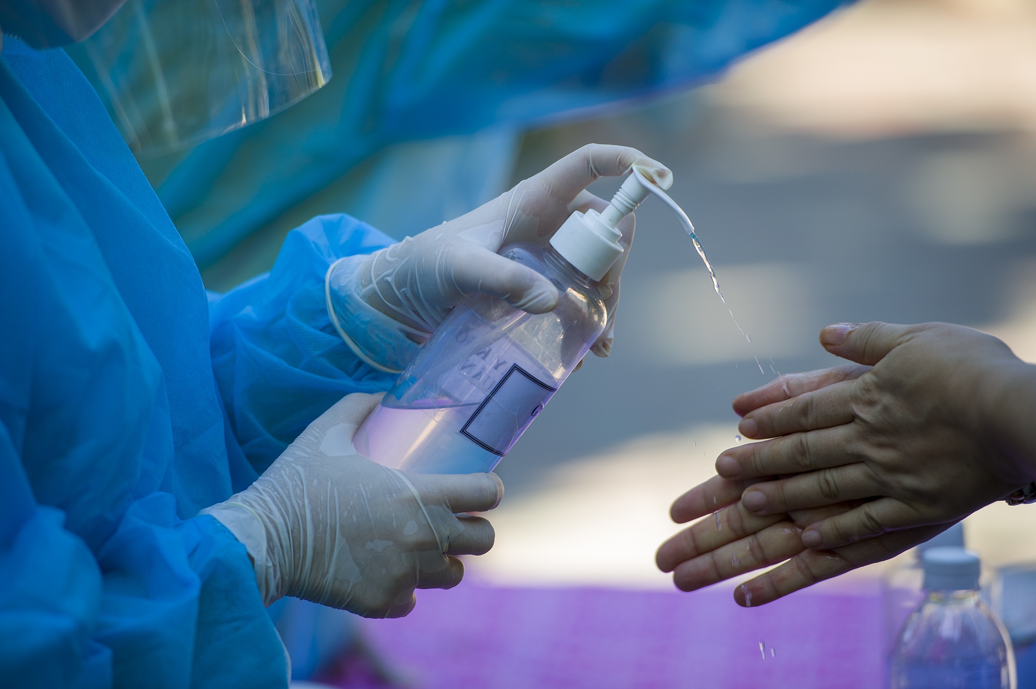 Nghin nguoi nuoc ngoai xet nghiem Covid-19 anh 2