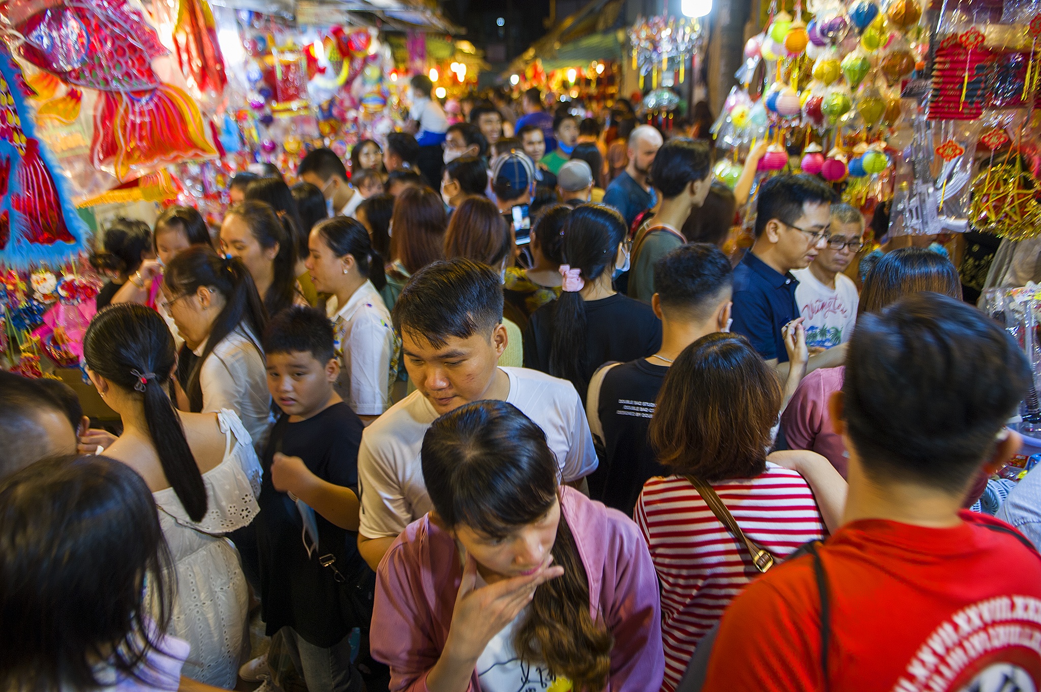 Gioi tre check-in pho long den anh 12