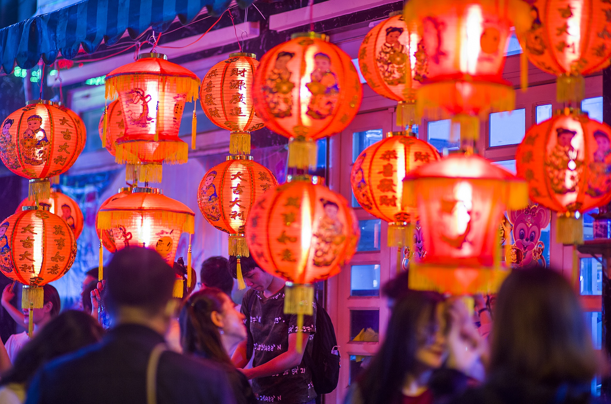 Gioi tre check-in pho long den anh 9