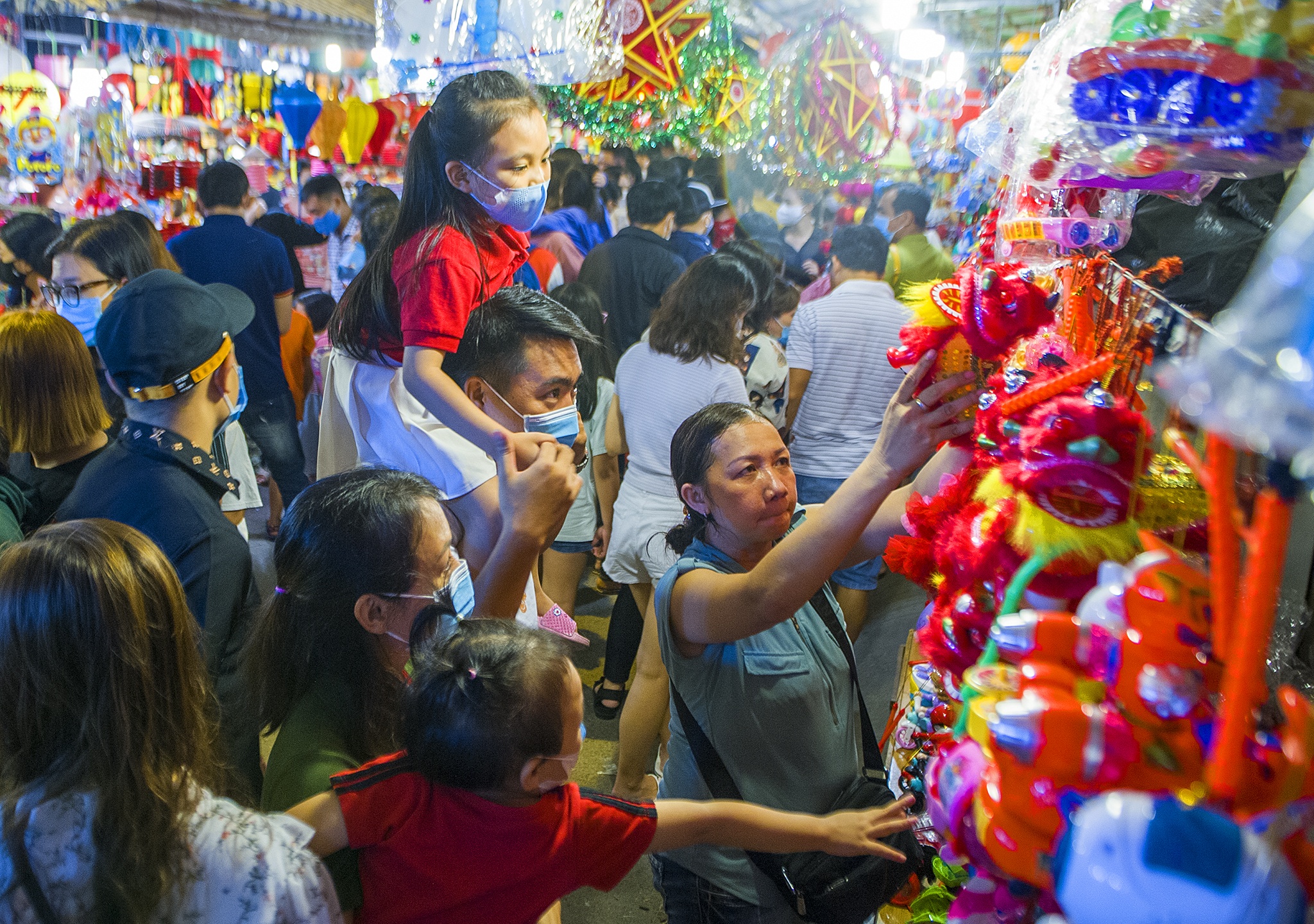 Gioi tre check-in pho long den anh 1