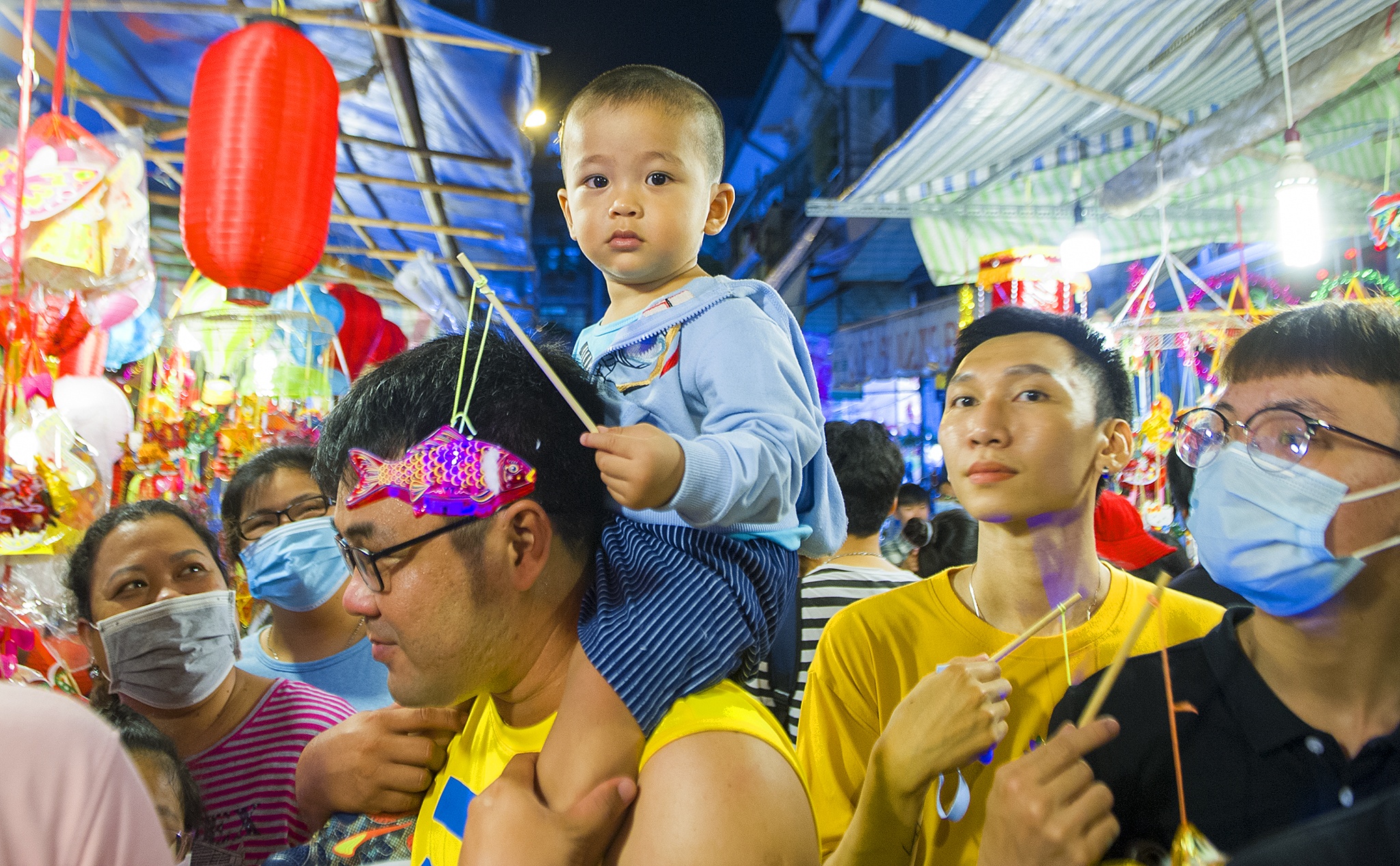 Gioi tre check-in pho long den anh 5