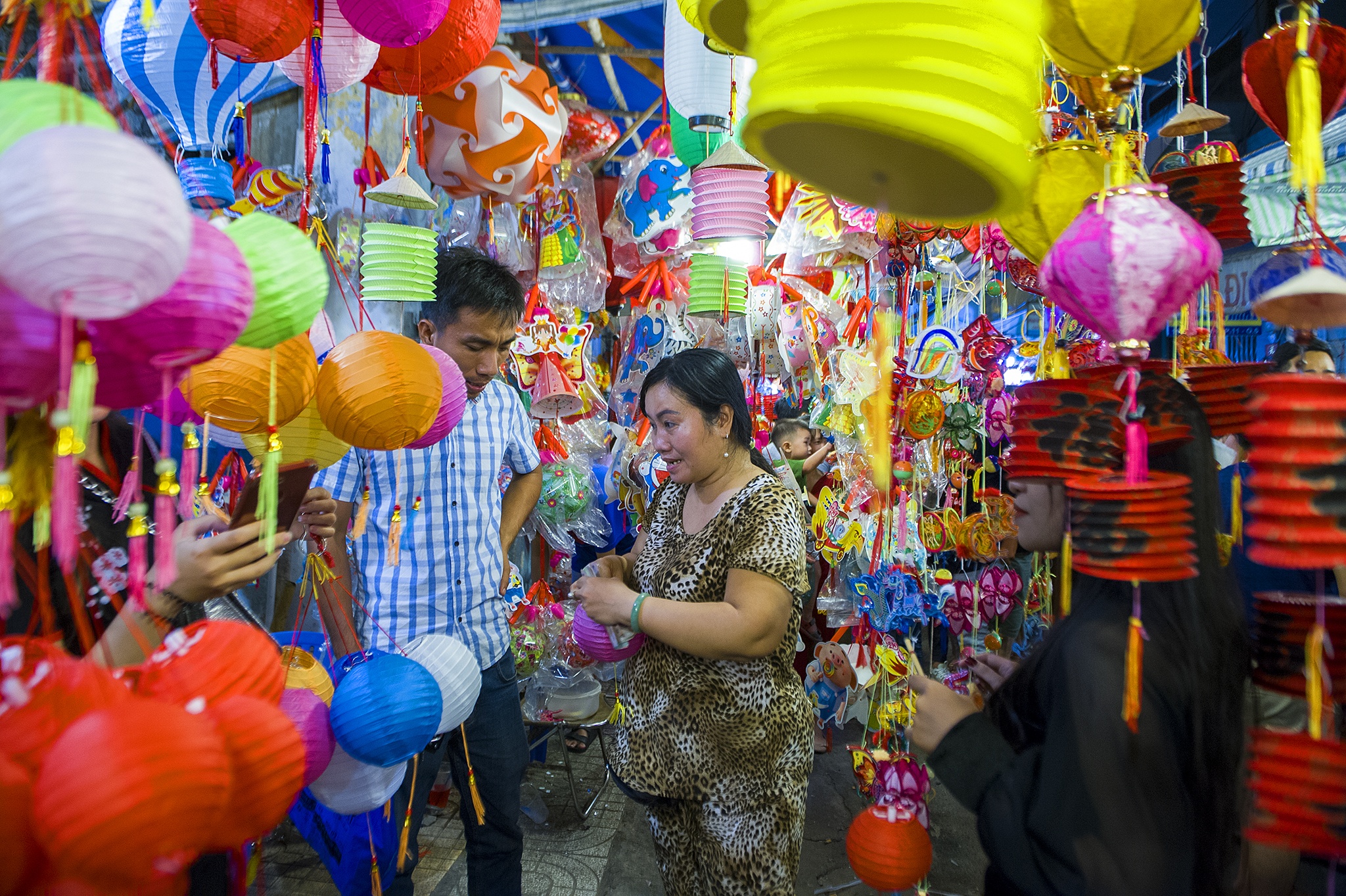 Gioi tre check-in pho long den anh 4