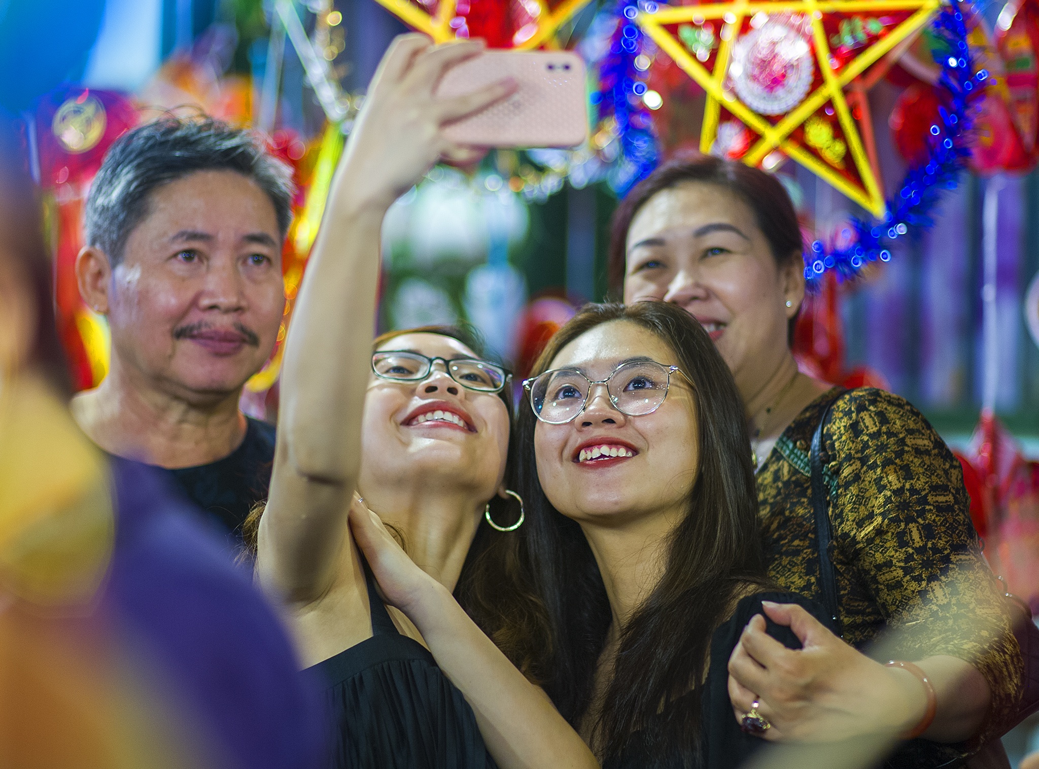 Gioi tre check-in pho long den anh 6