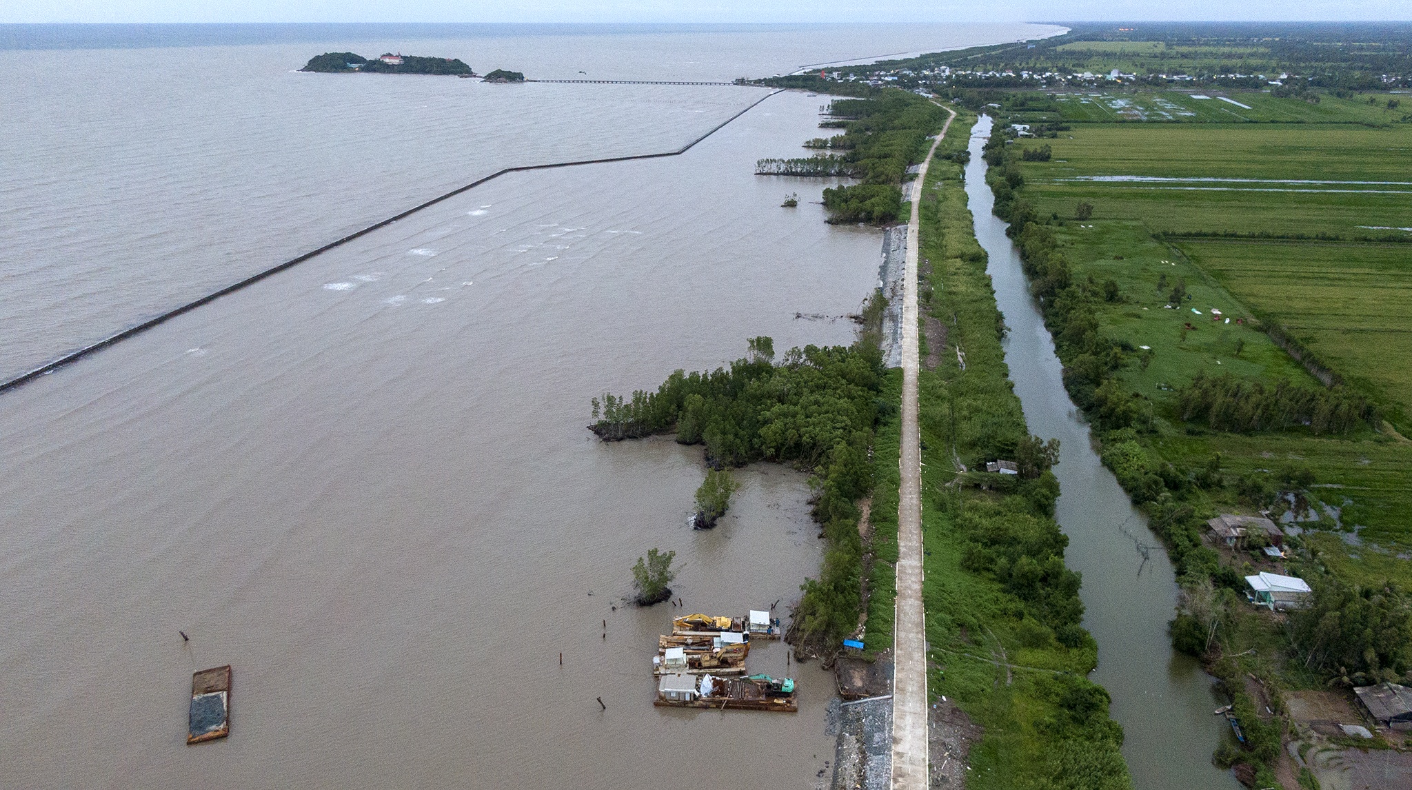Sat lo nghiem trong de bien Tay anh 12