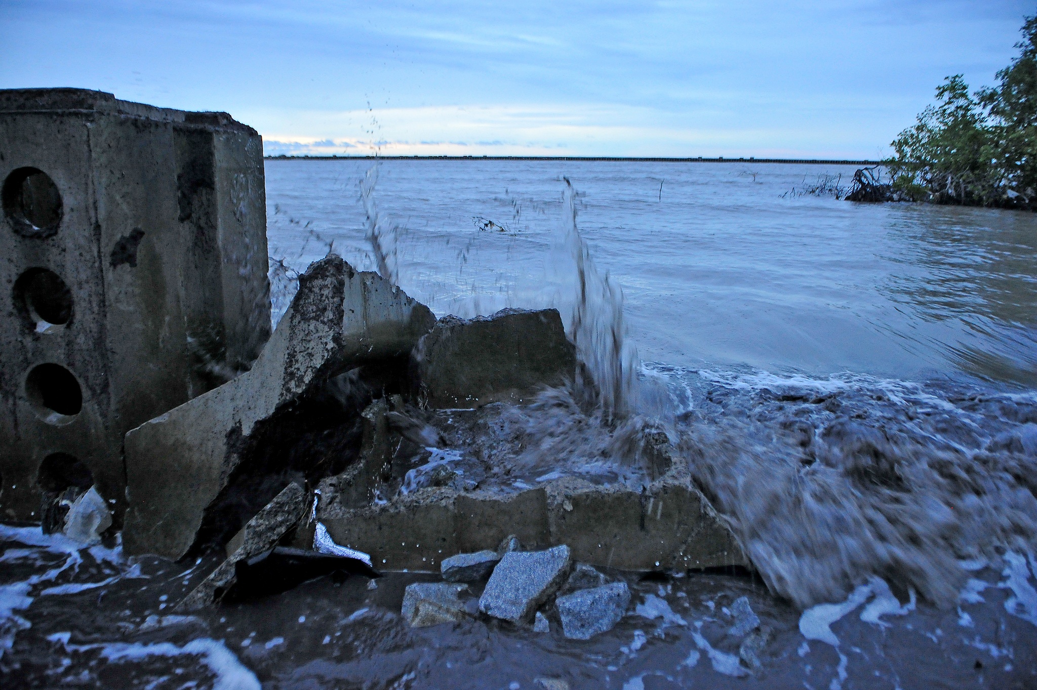 Sat lo nghiem trong de bien Tay anh 3