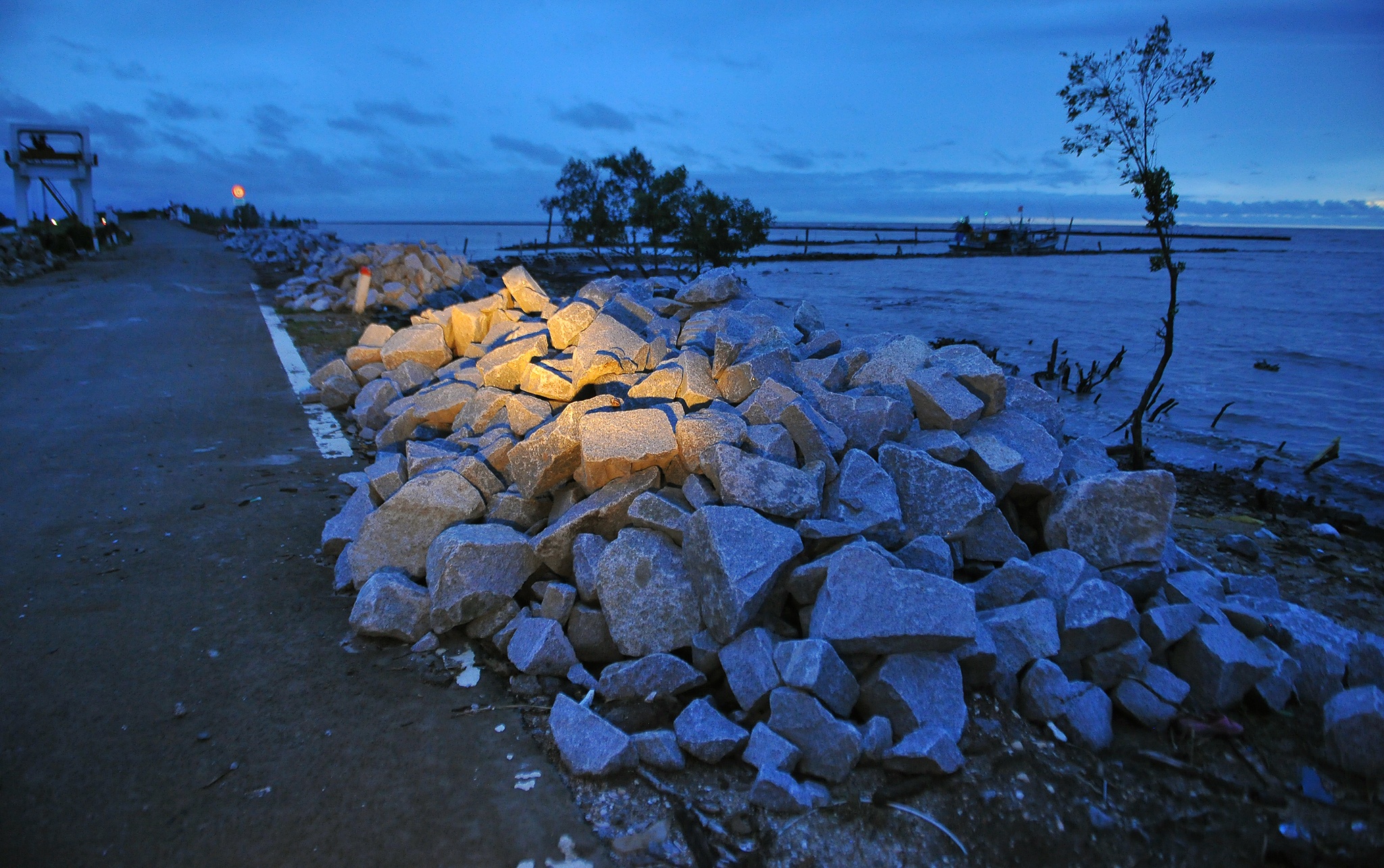 Sat lo nghiem trong de bien Tay anh 13