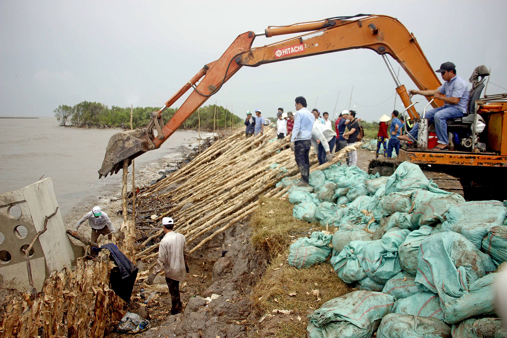 Sat lo nghiem trong de bien Tay anh 11