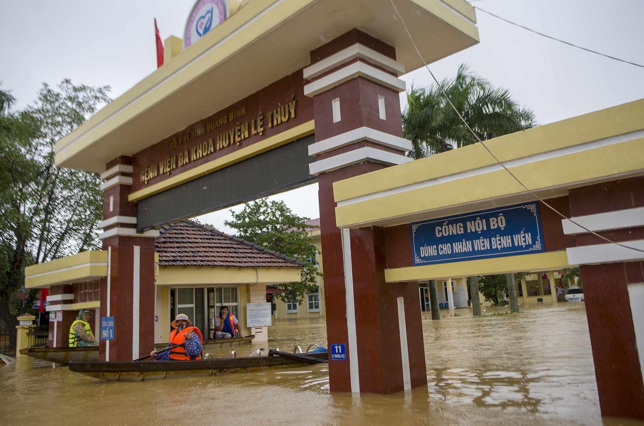 Huyen Le Thuy bi co lap vi nuoc lu anh 11