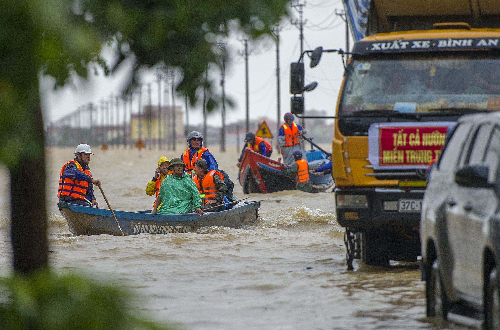 Huyen Le Thuy bi co lap vi nuoc lu anh 3