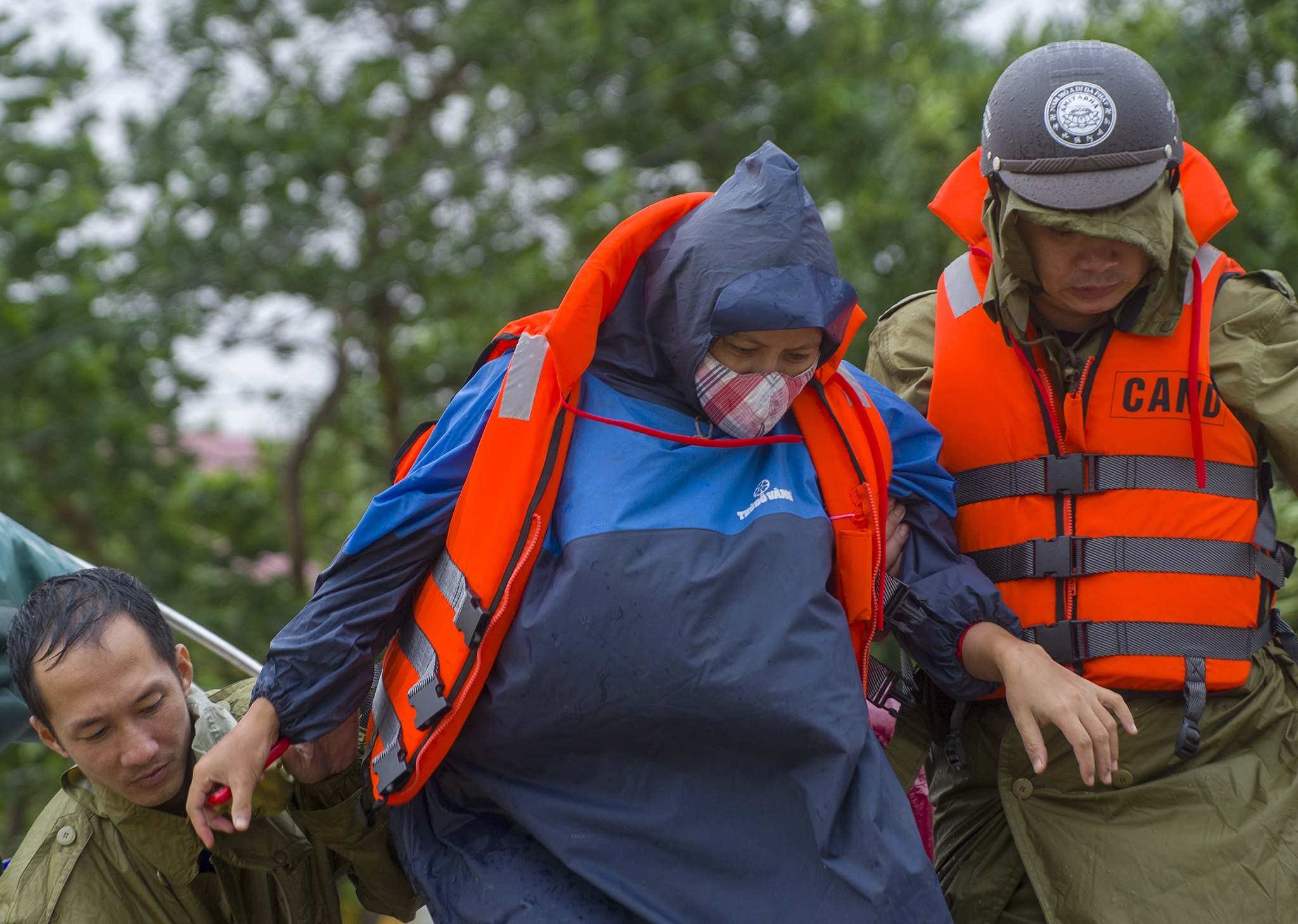 Huyen Le Thuy bi co lap vi nuoc lu anh 5