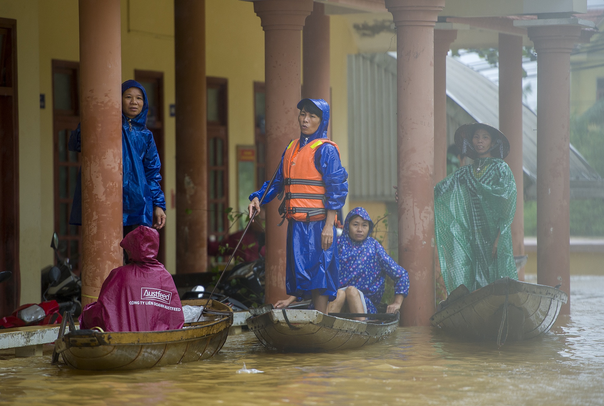 Huyen Le Thuy bi co lap vi nuoc lu anh 9