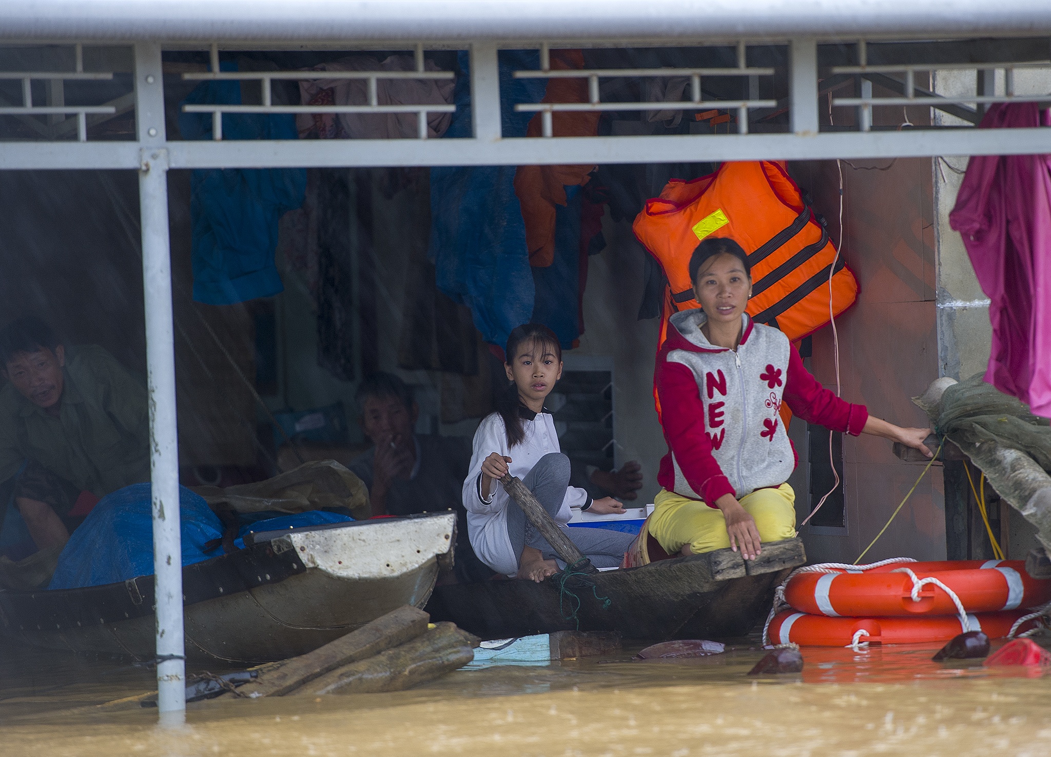Huyen Le Thuy bi co lap vi nuoc lu anh 2