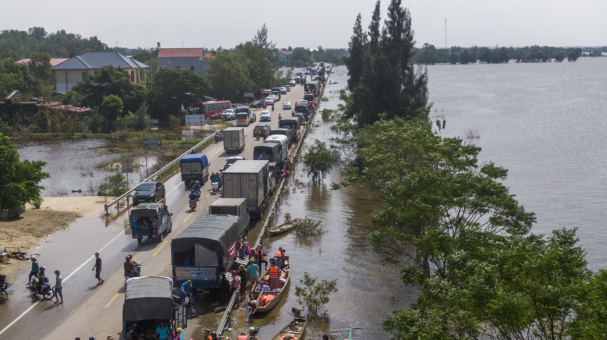 Quoc lo 1 un tac vi dong xe cho hang cuu tro hinh anh