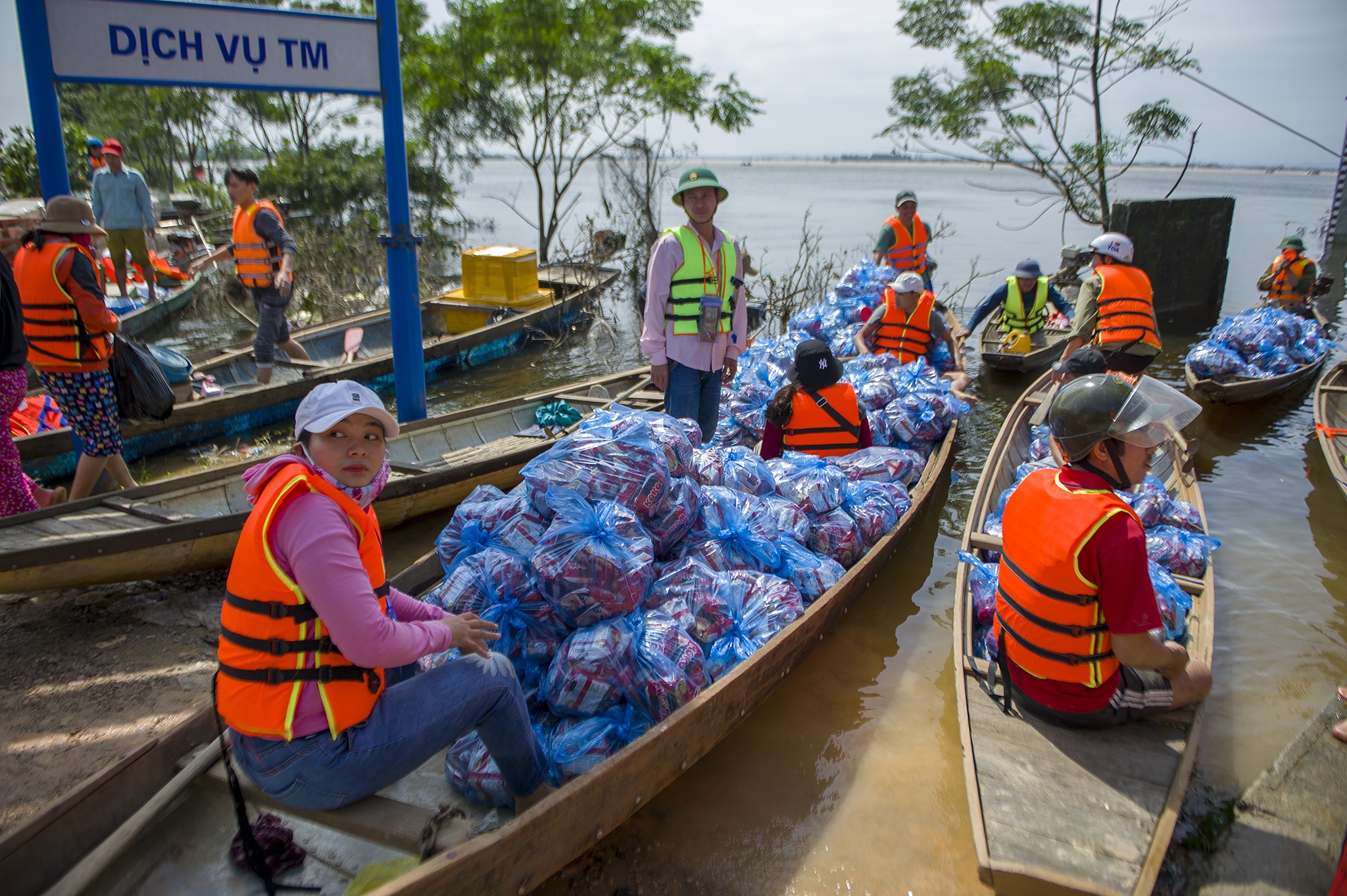 Cuu tro vung lu Quang Binh anh 11