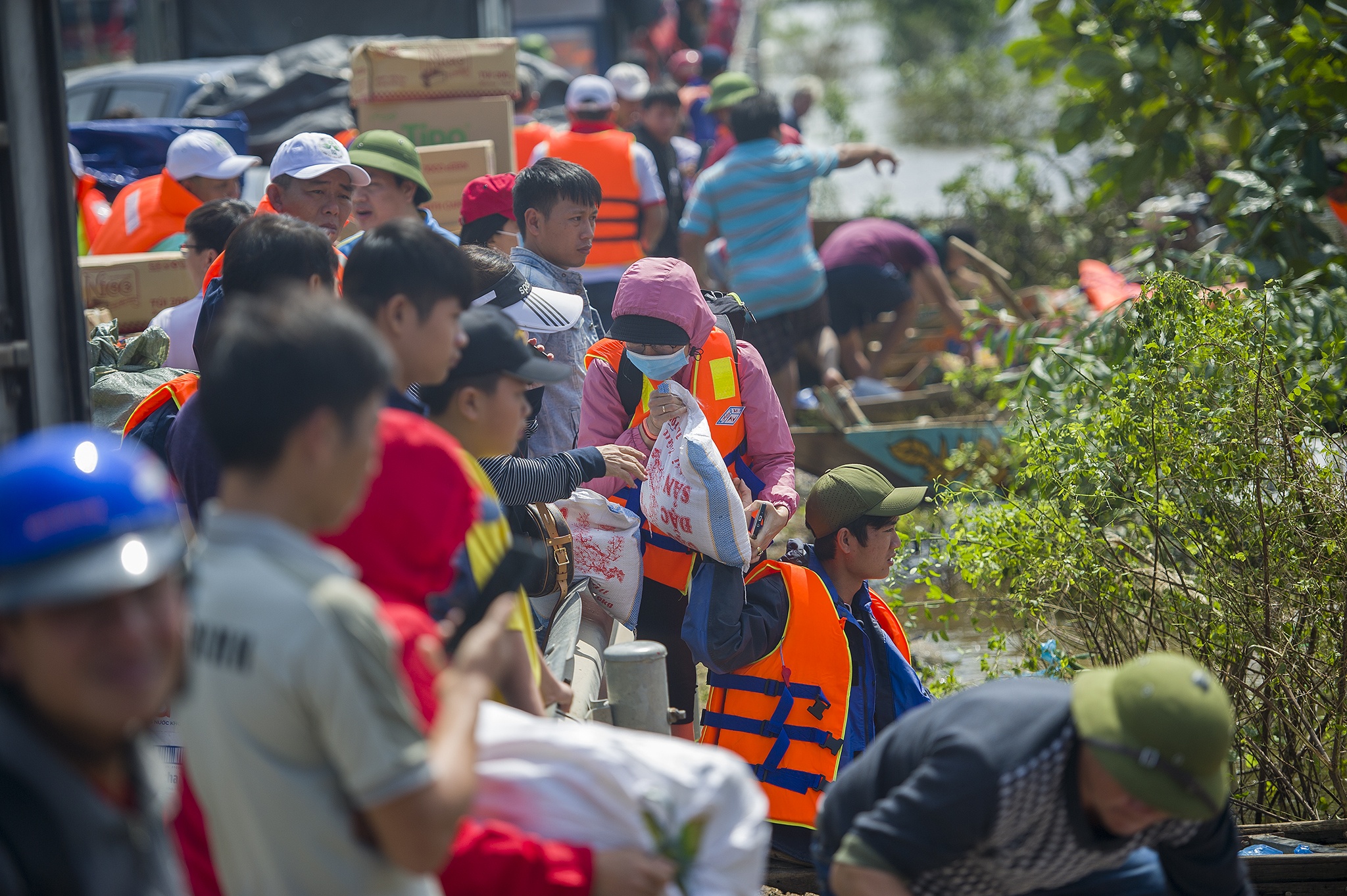 Cuu tro vung lu Quang Binh anh 8
