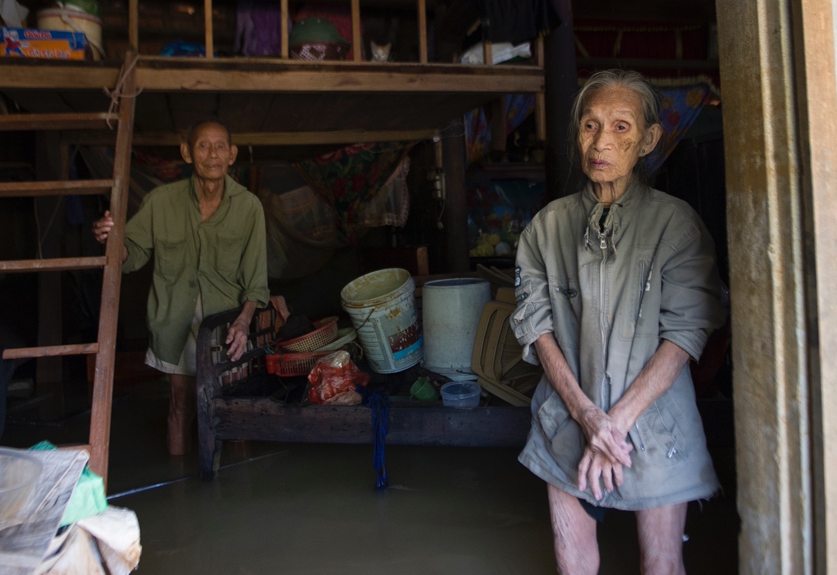 Đôi vợ chồng già thoát chết sau lũ ảnh 20 Doi vo chong gia thoat chet sau lu anh 20