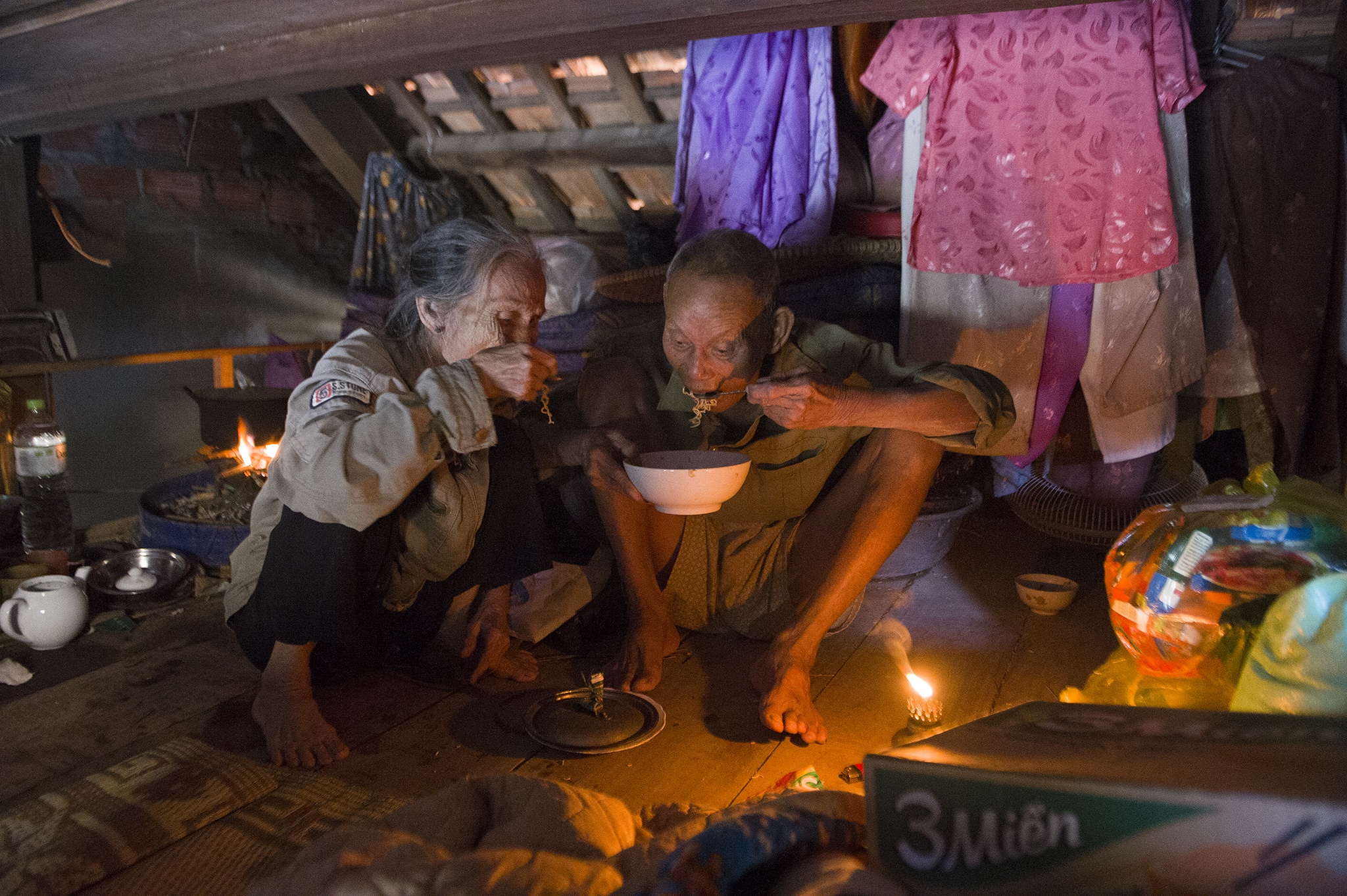 Đôi vợ chồng già thoát chết sau lũ ảnh 6 Doi vo chong gia thoat chet sau lu anh 6