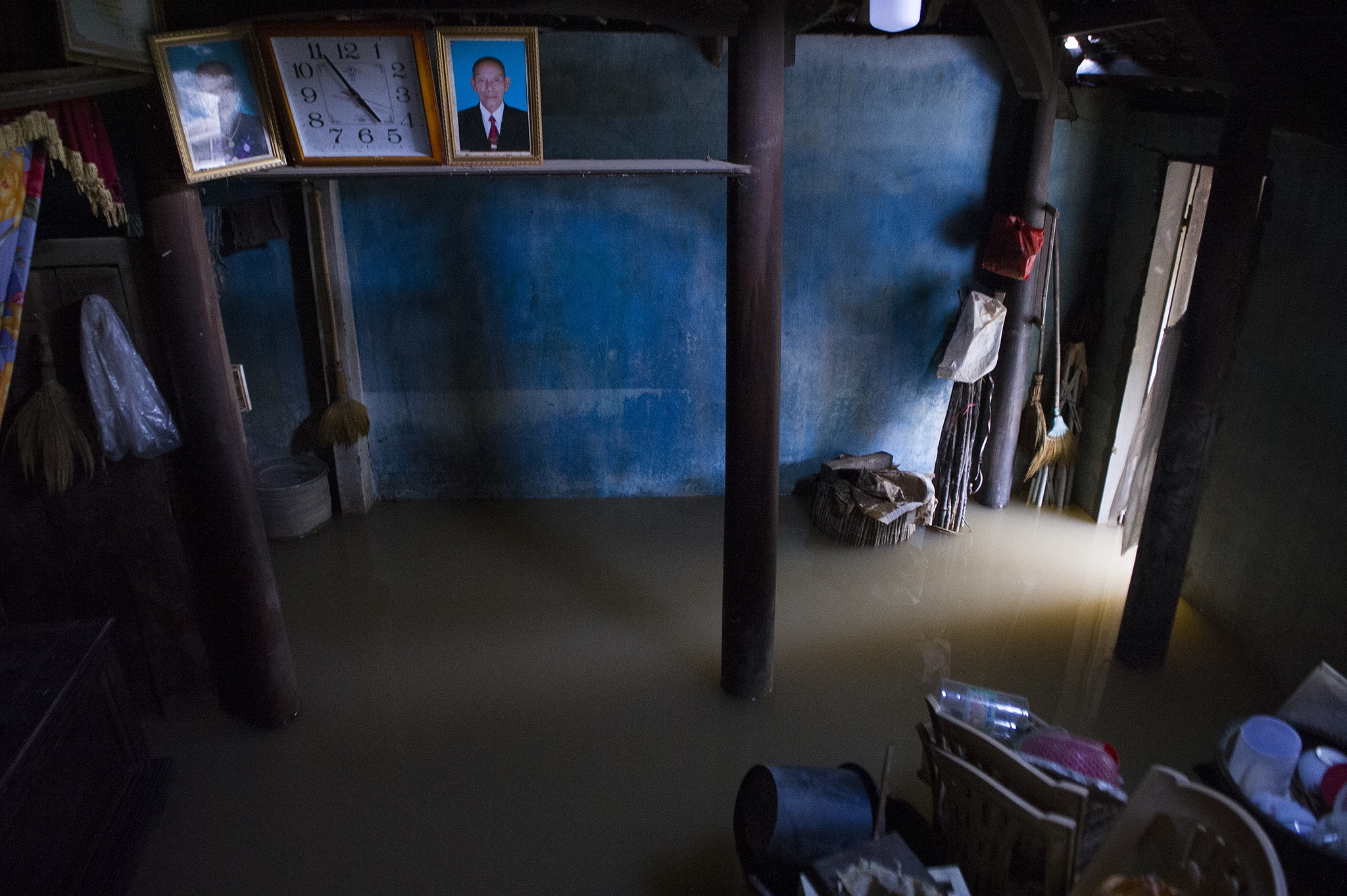 Đôi vợ chồng già thoát chết sau lũ ảnh 18 Doi vo chong gia thoat chet sau lu anh 18