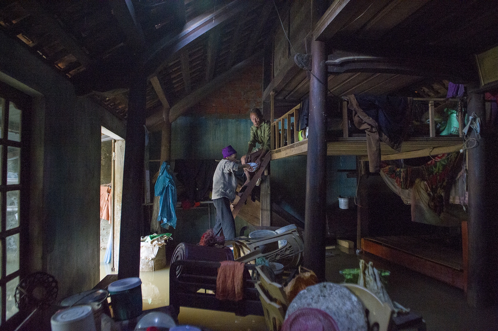 Doi vo chong gia thoat chet sau lu anh 7