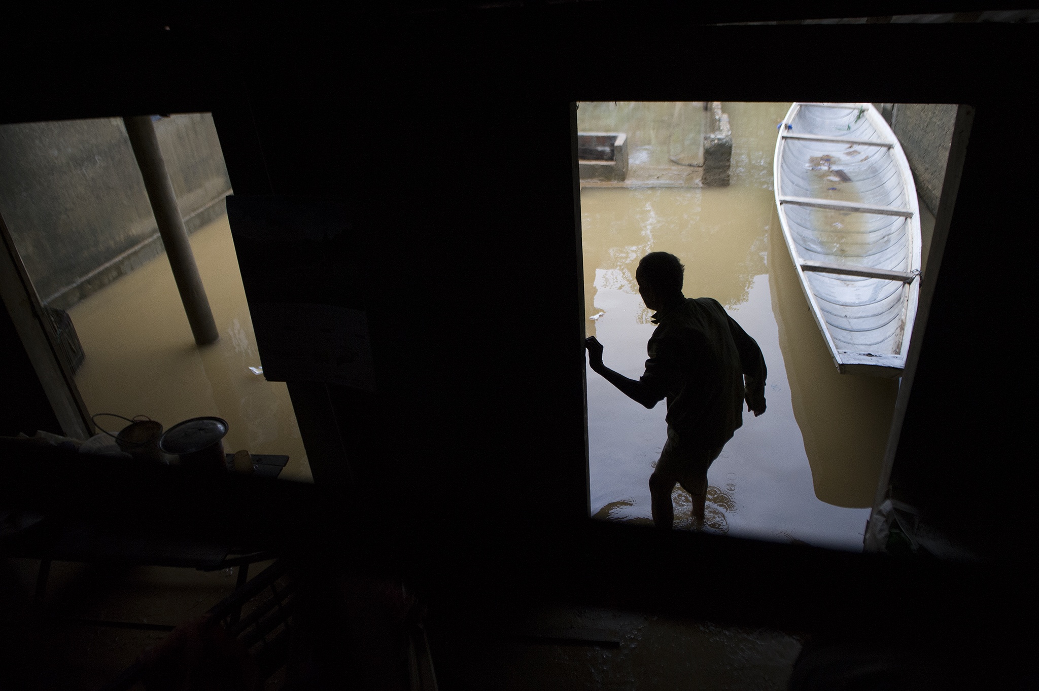 Đôi vợ chồng già thoát chết sau lũ ảnh 19 Doi vo chong gia thoat chet sau lu anh 19