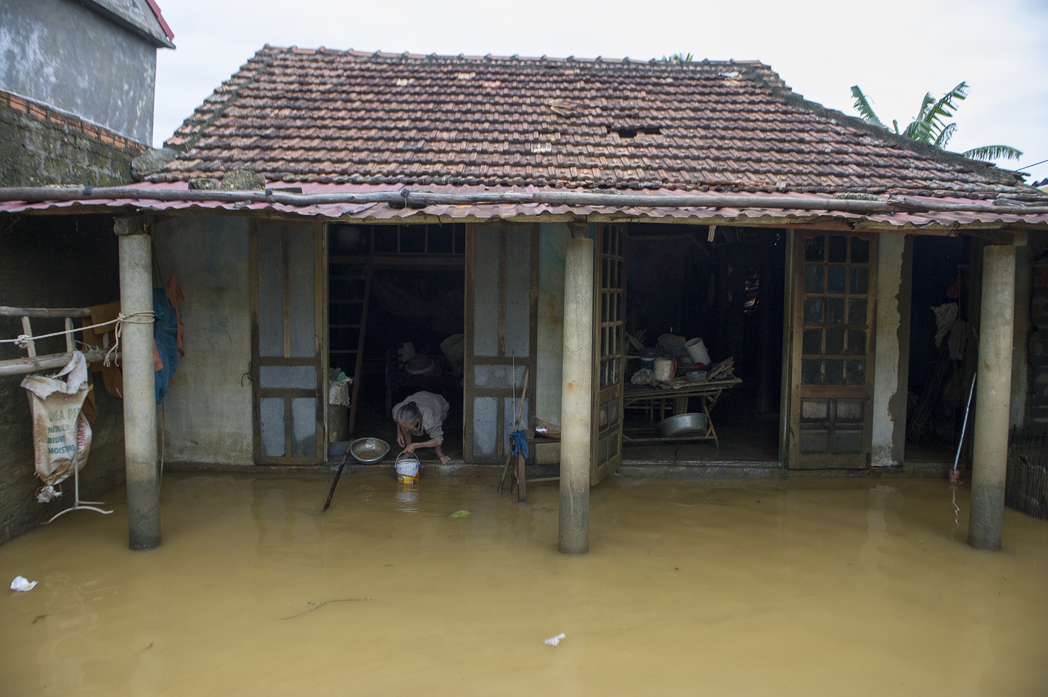 Doi vo chong gia thoat chet sau lu anh 11