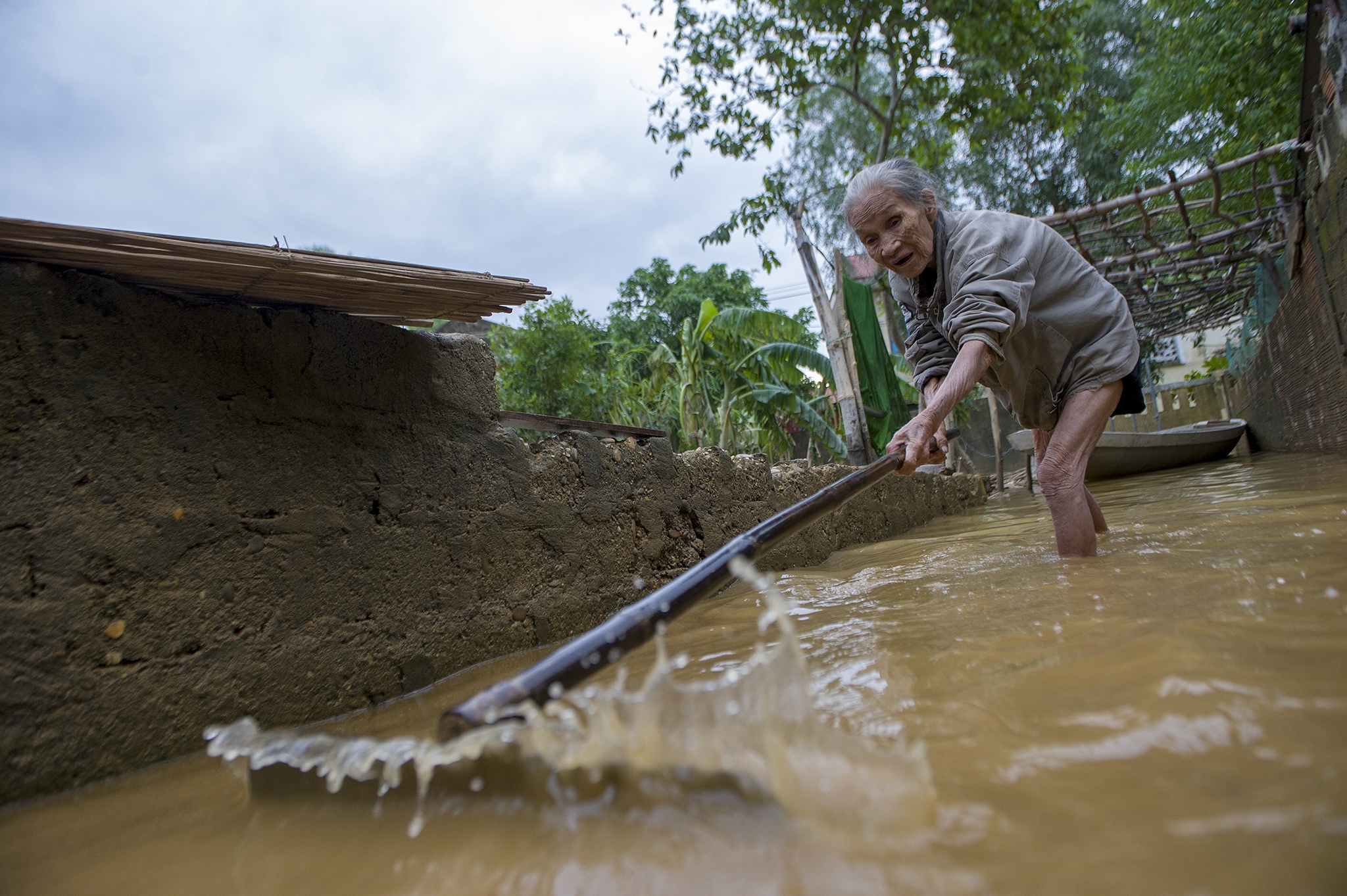 Đôi vợ chồng già thoát chết sau lũ ảnh 13 Doi vo chong gia thoat chet sau lu anh 13