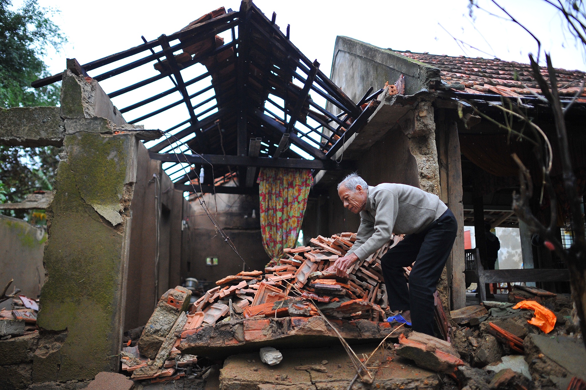 Ngoi nha bi lu tan pha cua cu ong 75 tuoi o Quang Binh hinh anh