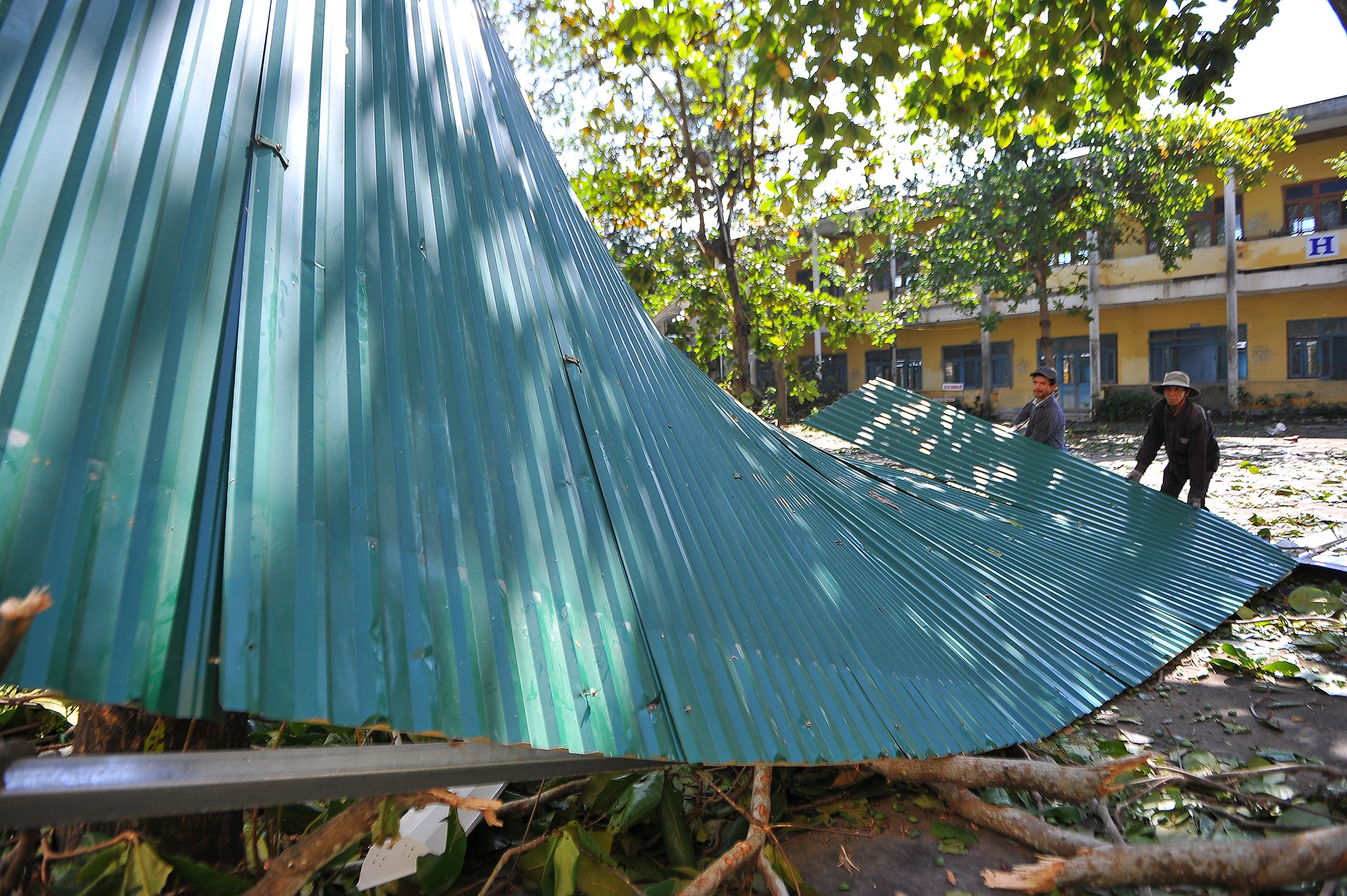 Quảng Ngãi tan hoang sau bão số 9 ảnh 23 Quang Ngai tan hoang sau bao so 9 anh 23