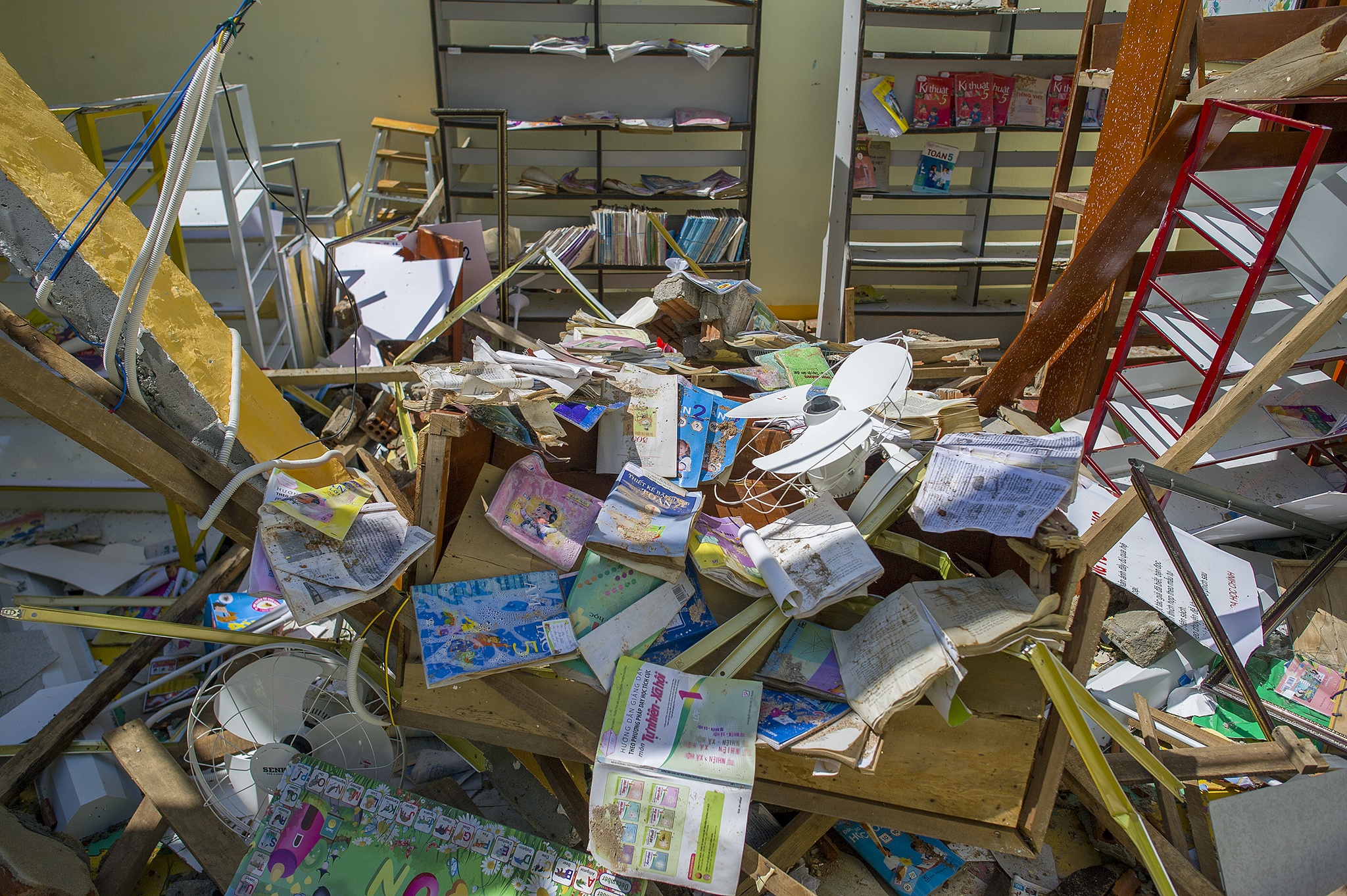 Quảng Ngãi tan hoang sau bão số 9 ảnh 8 Quang Ngai tan hoang sau bao so 9 anh 8