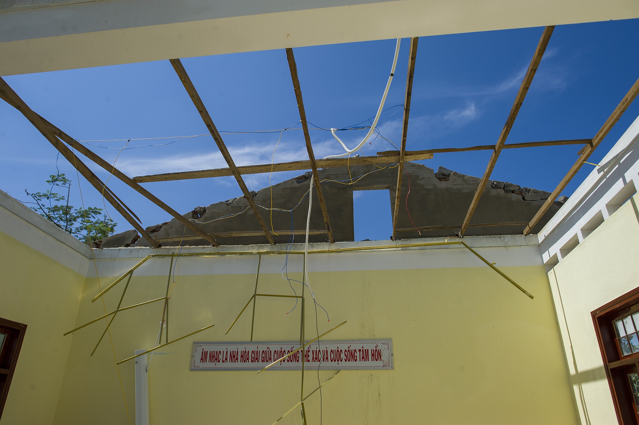 Quảng Ngãi tan hoang sau bão số 9 ảnh 7 Quang Ngai tan hoang sau bao so 9 anh 7