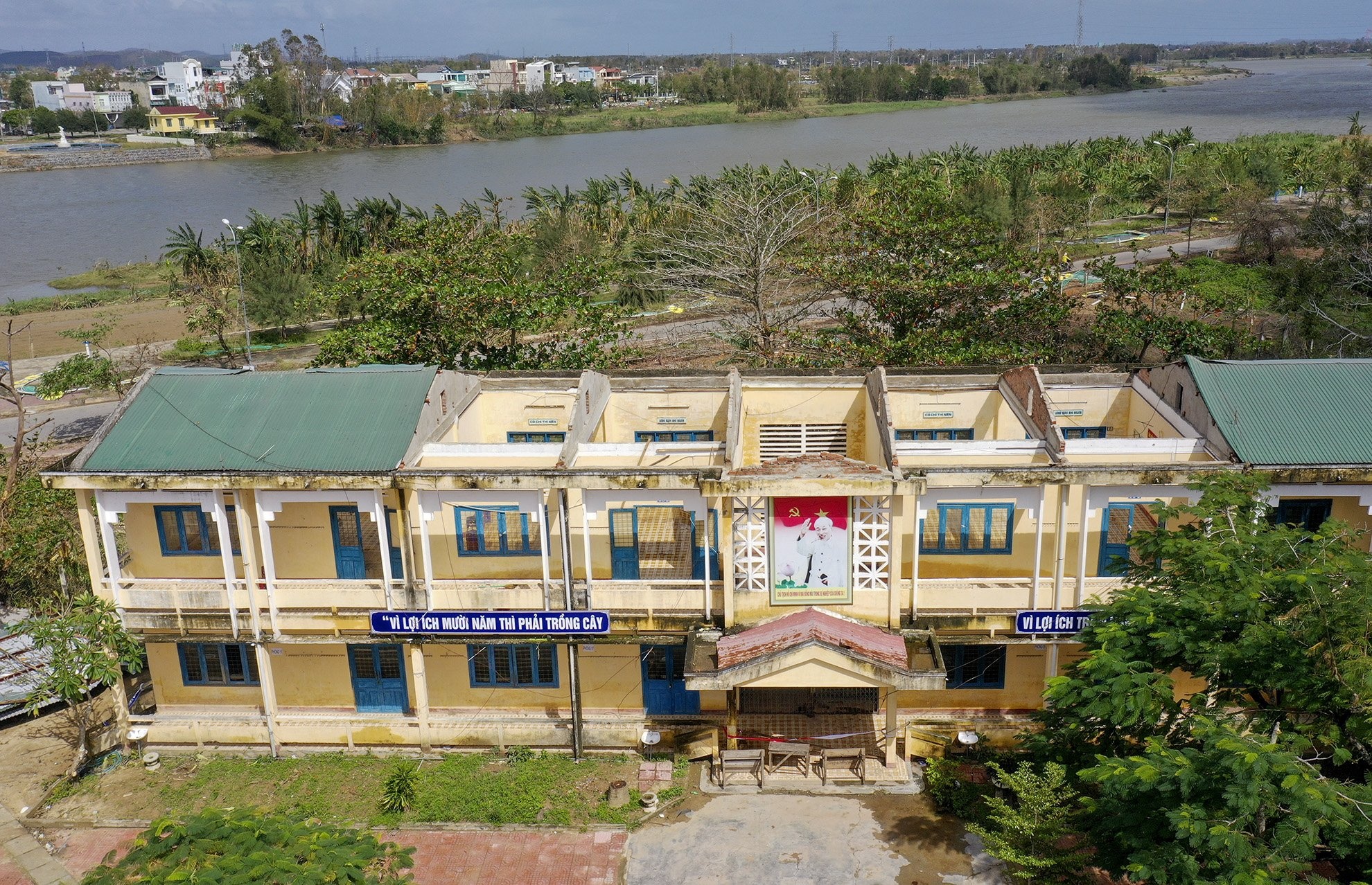 Truong hoc chuan bi don hoc sinh sau bao anh 5