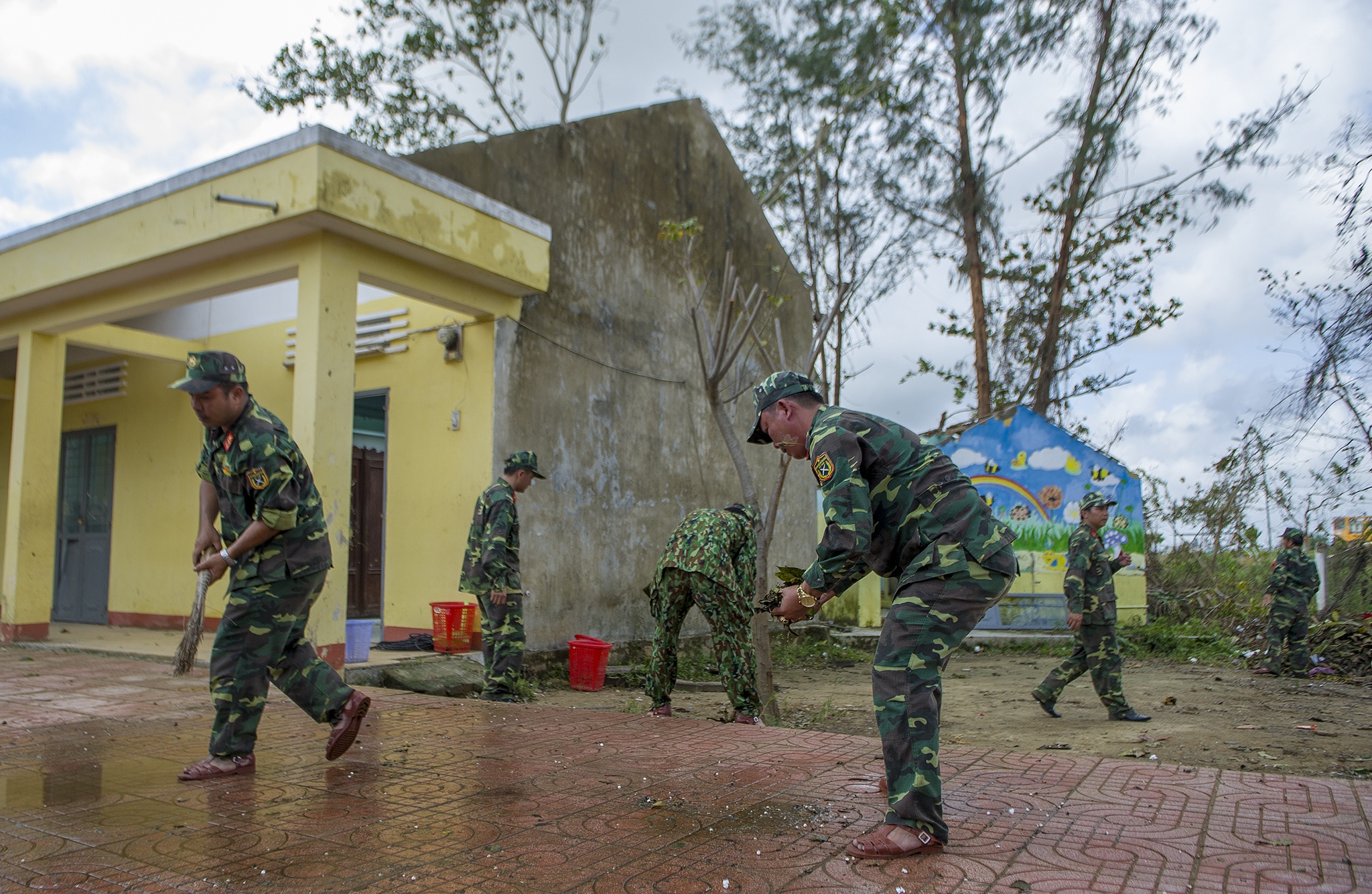 Truong hoc chuan bi don hoc sinh sau bao anh 6