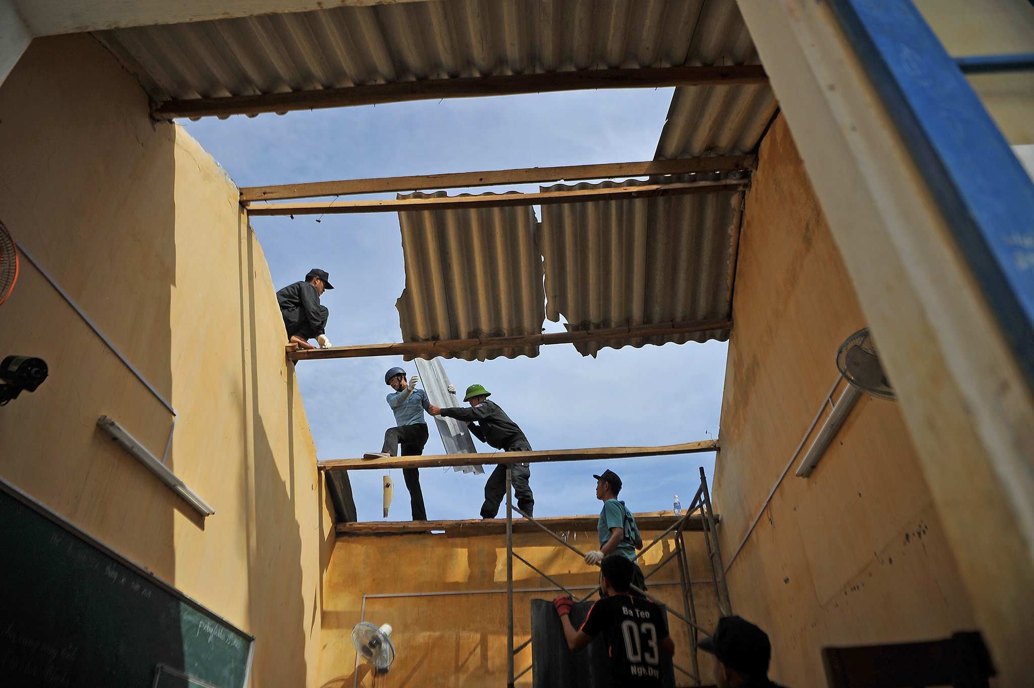 Truong hoc chuan bi don hoc sinh sau bao anh 9