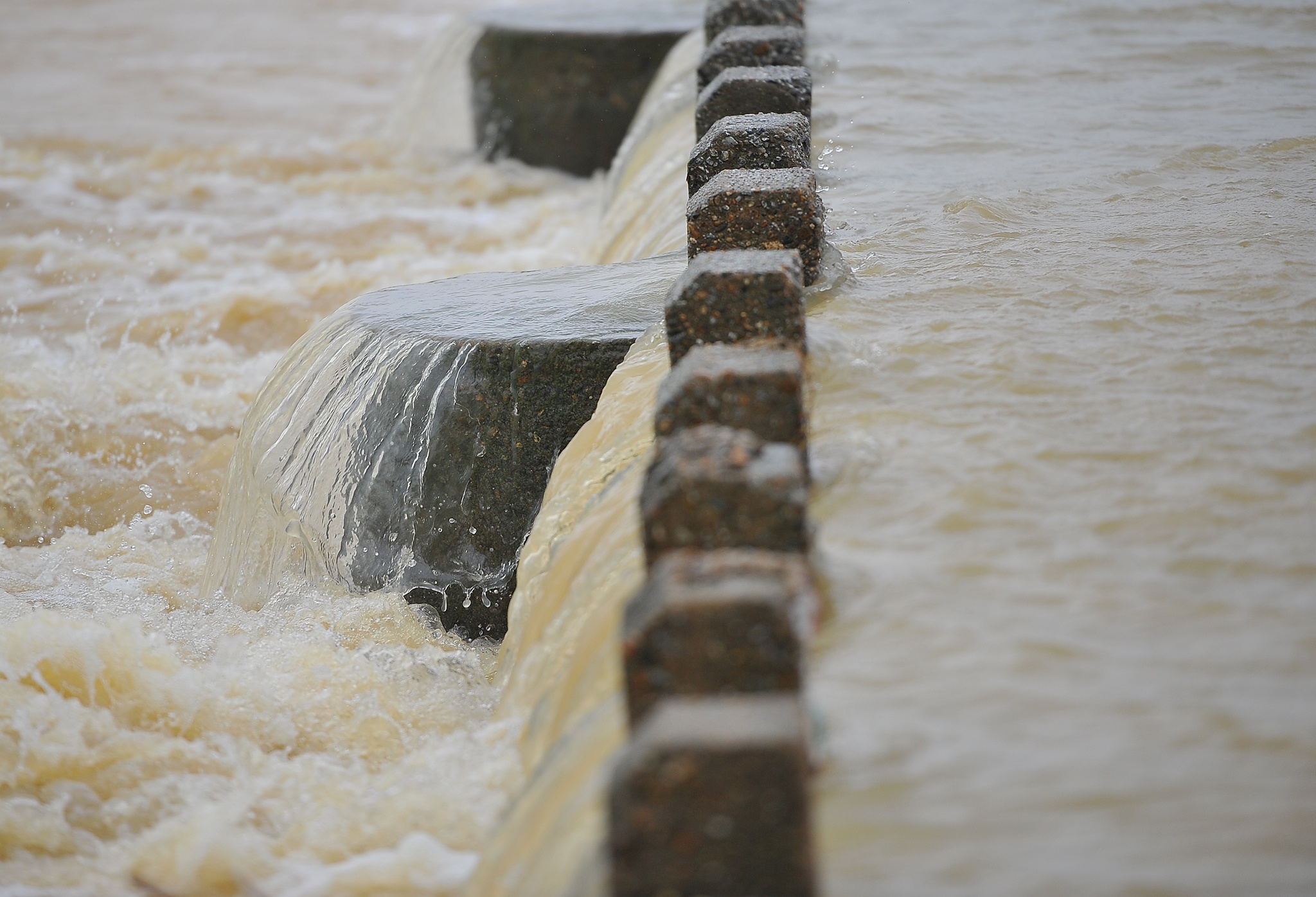 Nguoi dan bang qua cau tran Thach Nham anh 9