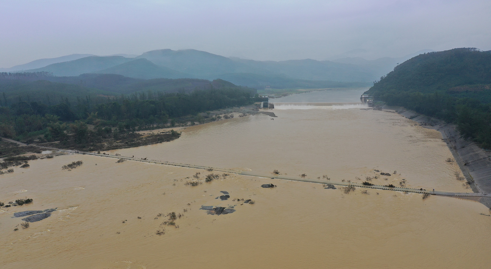 Nguoi dan bang qua cau tran Thach Nham anh 8