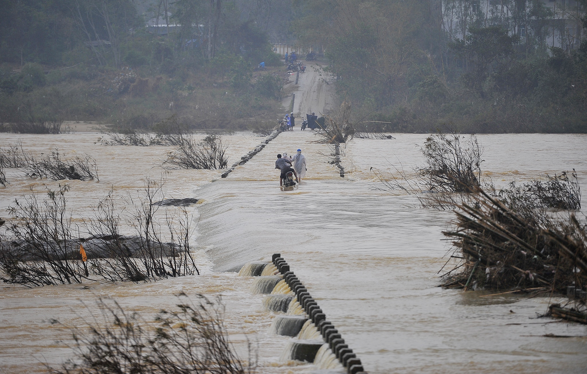 Nguoi dan bang qua cau tran Thach Nham anh 1