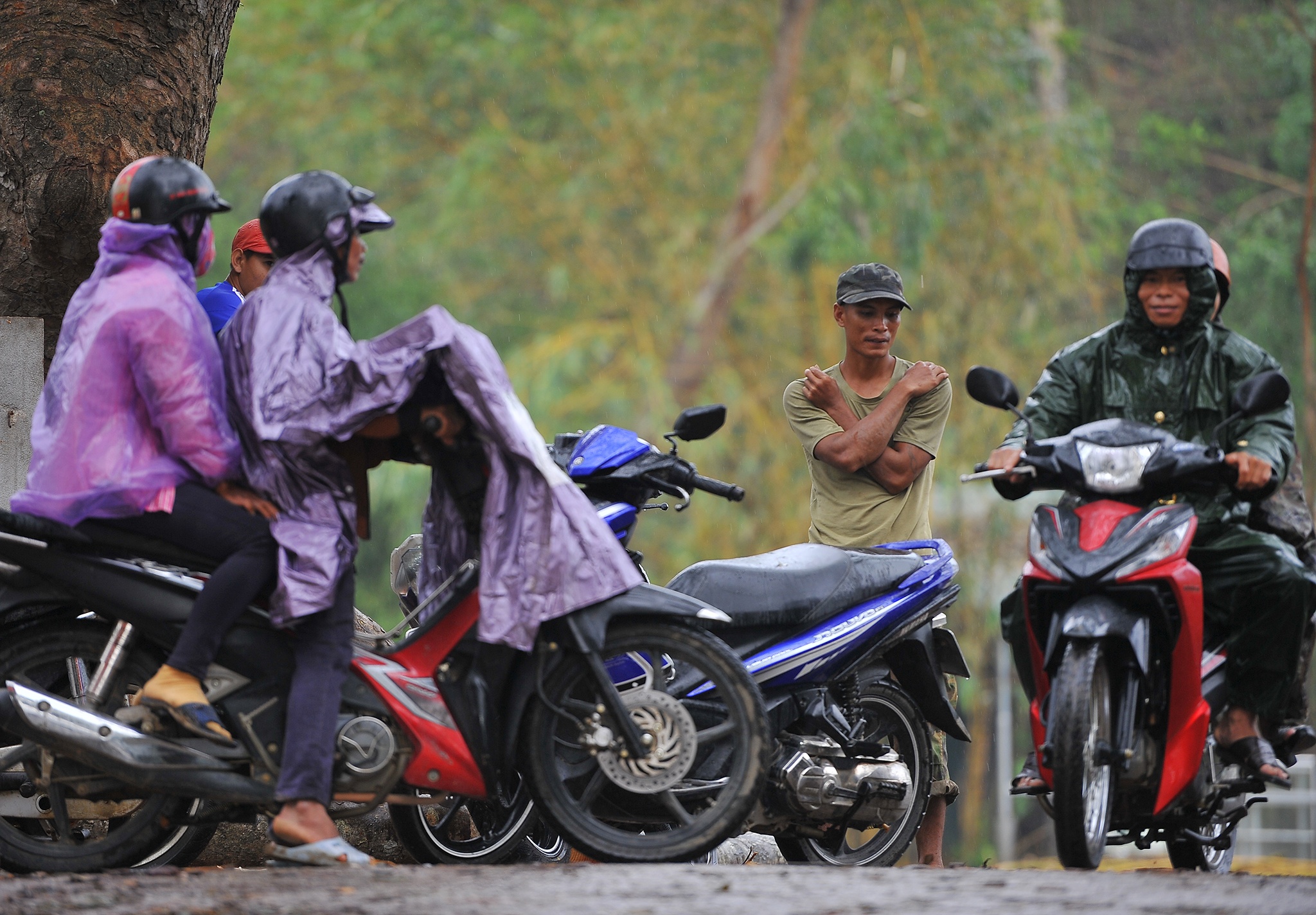 Nguoi dan bang qua cau tran Thach Nham anh 6