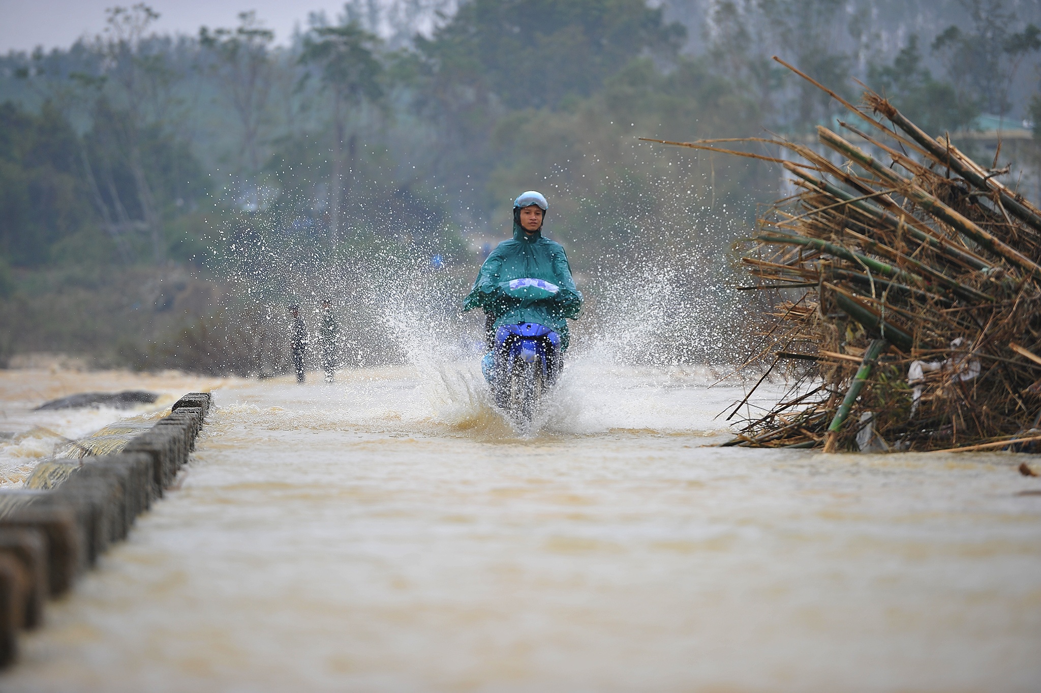 Nguoi dan bang qua cau tran Thach Nham anh 5