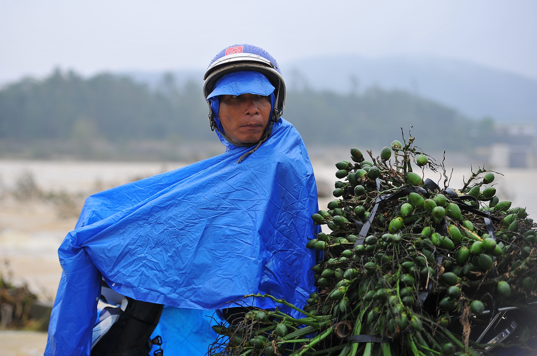 Nguoi dan bang qua cau tran Thach Nham anh 7