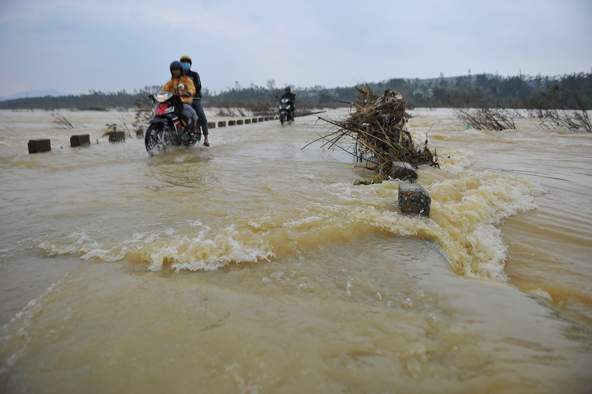 Nguoi dan bang qua cau tran Thach Nham anh 2