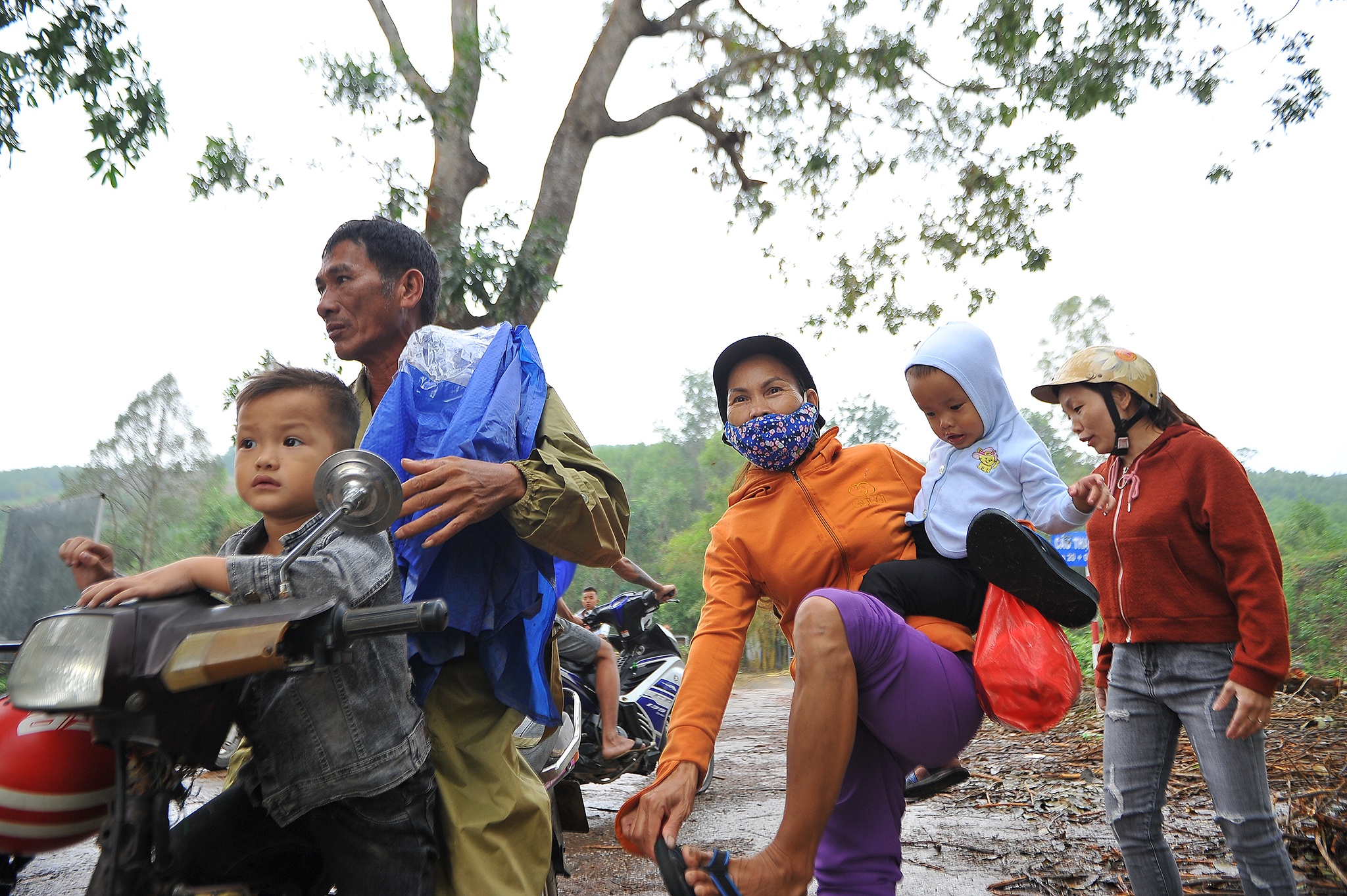 Nguoi dan bang qua cau tran Thach Nham anh 4