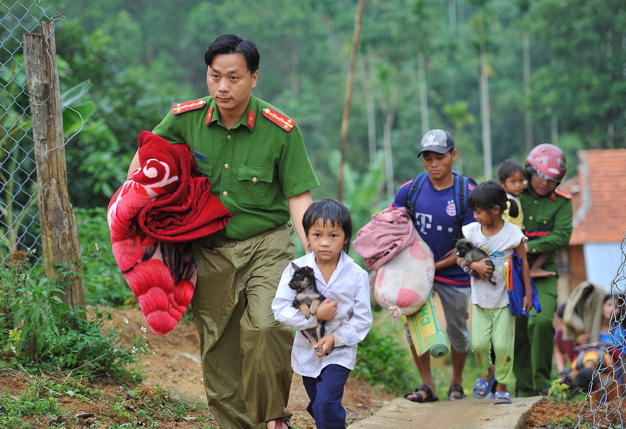 Di doi nguoi dan tranh bao so 10 hinh anh