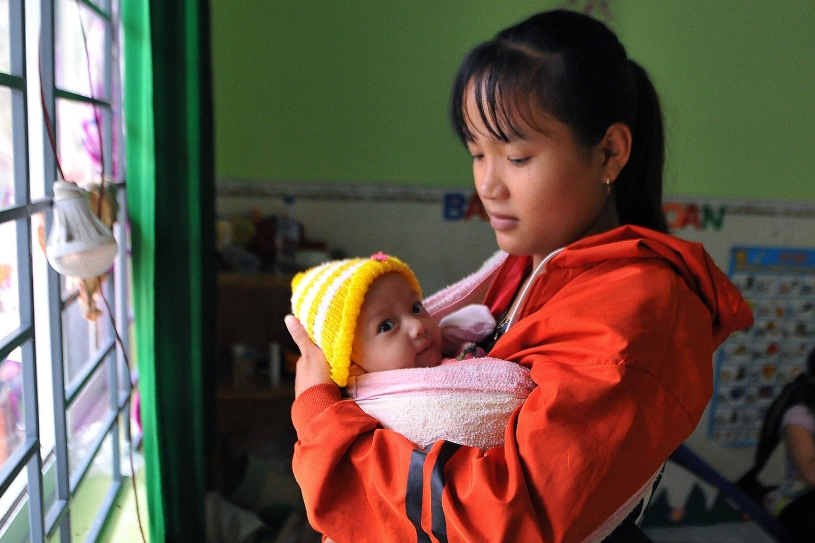 Om con 3 thang tuoi bo chay khoi lu quet hinh anh